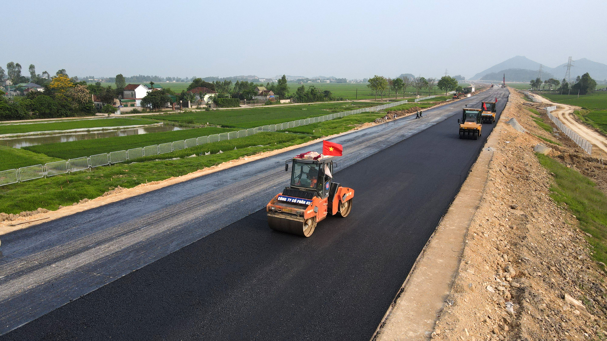 Ph&aacute;t huy tinh thần tương trợ, th&ocirc;ng xe cao tốc Diễn Ch&acirc;u - B&atilde;i Vọt dịp 30/4- Ảnh 5.