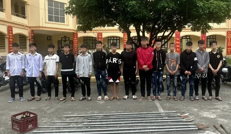 30 thanh, thiếu ni&ecirc;n đi xe m&aacute;y cầm dao ph&oacute;ng lợn lạng l&aacute;ch tr&ecirc;n đường phố- Ảnh 1.