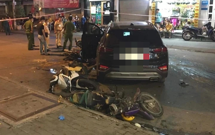 C&ocirc;ng an t&igrave;m nh&acirc;n chứng vụ thanh ni&ecirc;n đi xe SH t&ocirc;ng v&agrave;o &ocirc; t&ocirc; dừng b&ecirc;n đường rồi tử vong- Ảnh 1.