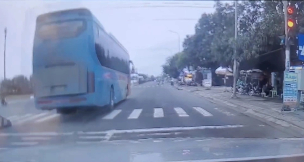 Phạt t&agrave;i xế xe kh&aacute;ch Ch&iacute;n Nghĩa 5 triệu sau phản &aacute;nh của b&aacute;o- Ảnh 1.