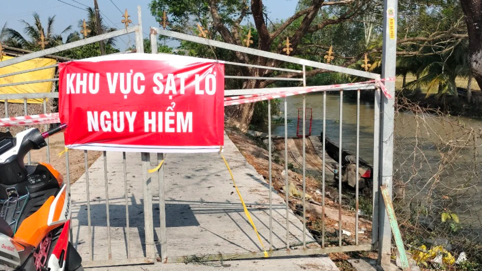 Bạc Liêu: Làm rõ nguyên nhân hơn 30m đường bê tông sụp lún xuống sông- Ảnh 1. Bạc Liêu: Làm rõ nguyên nhân hơn 30m đường bê tông sụp lún xuống sông- Ảnh 1.