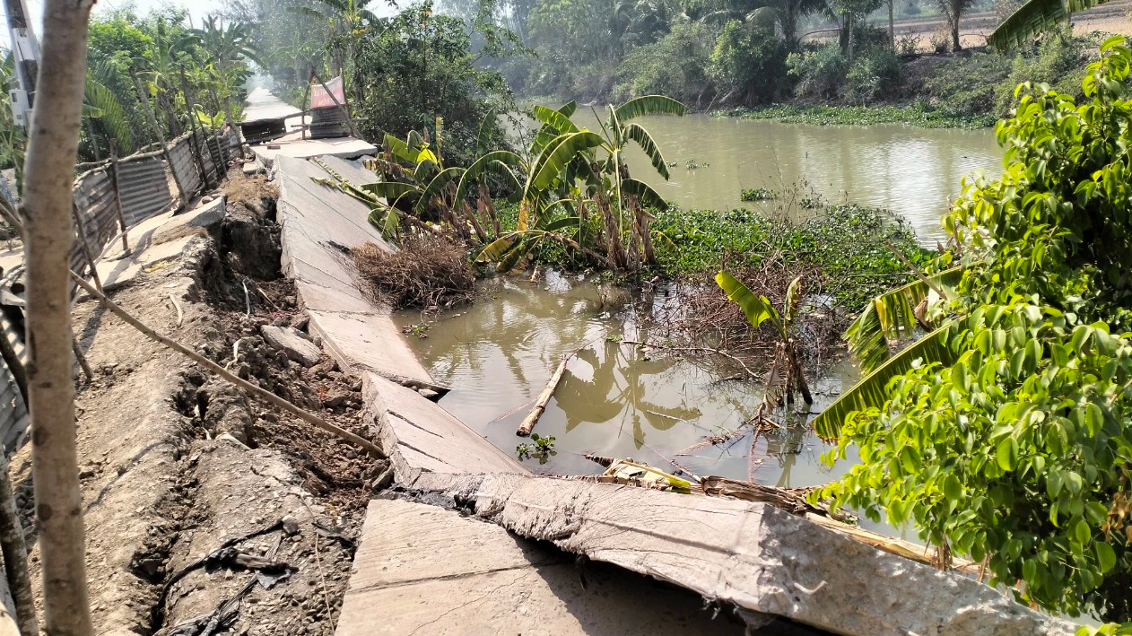 Bạc Liêu: Làm rõ nguyên nhân hơn 30m đường bê tông sụp lún xuống sông- Ảnh 2. Bạc Liêu: Làm rõ nguyên nhân hơn 30m đường bê tông sụp lún xuống sông- Ảnh 2.