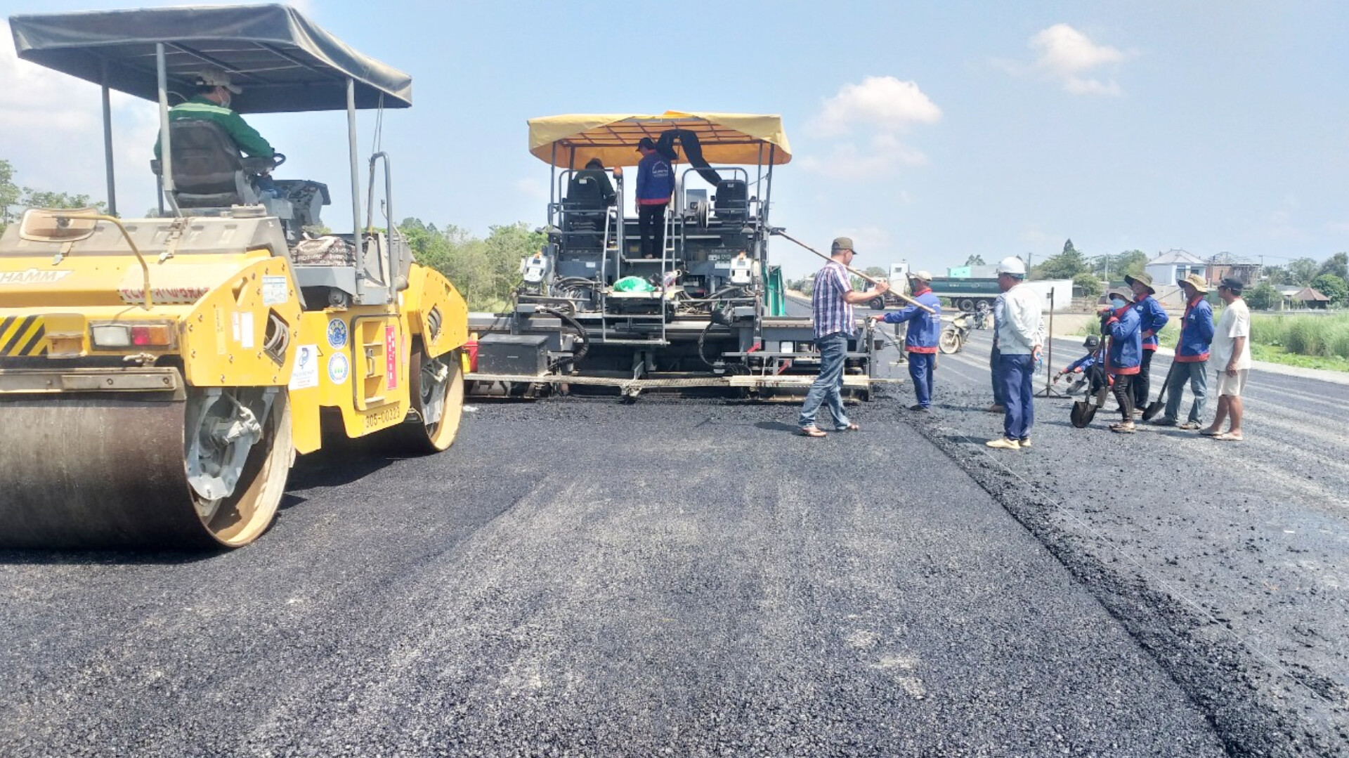 Bắt đầu thảm nhựa tuyến tr&aacute;nh th&agrave;nh phố Long Xuy&ecirc;n- Ảnh 2.