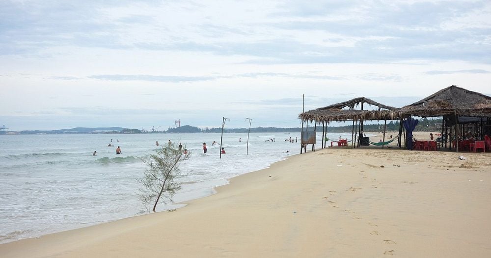 Hai học sinh đuối nước khi tắm biển, một ch&aacute;u tử vong- Ảnh 1.