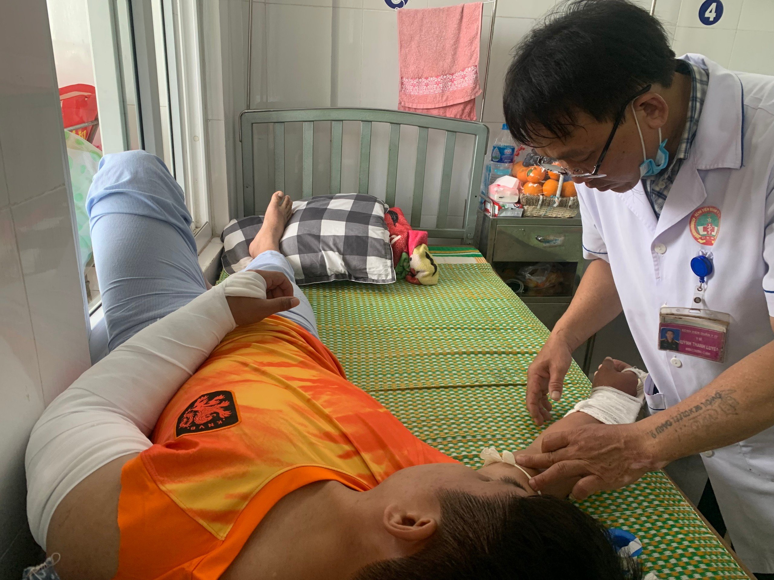 Vụ nam shipper bị đ&aacute;nh g&atilde;y 2 tay: Truy tố kẻ g&acirc;y &aacute;n tội danh giết người- Ảnh 2.