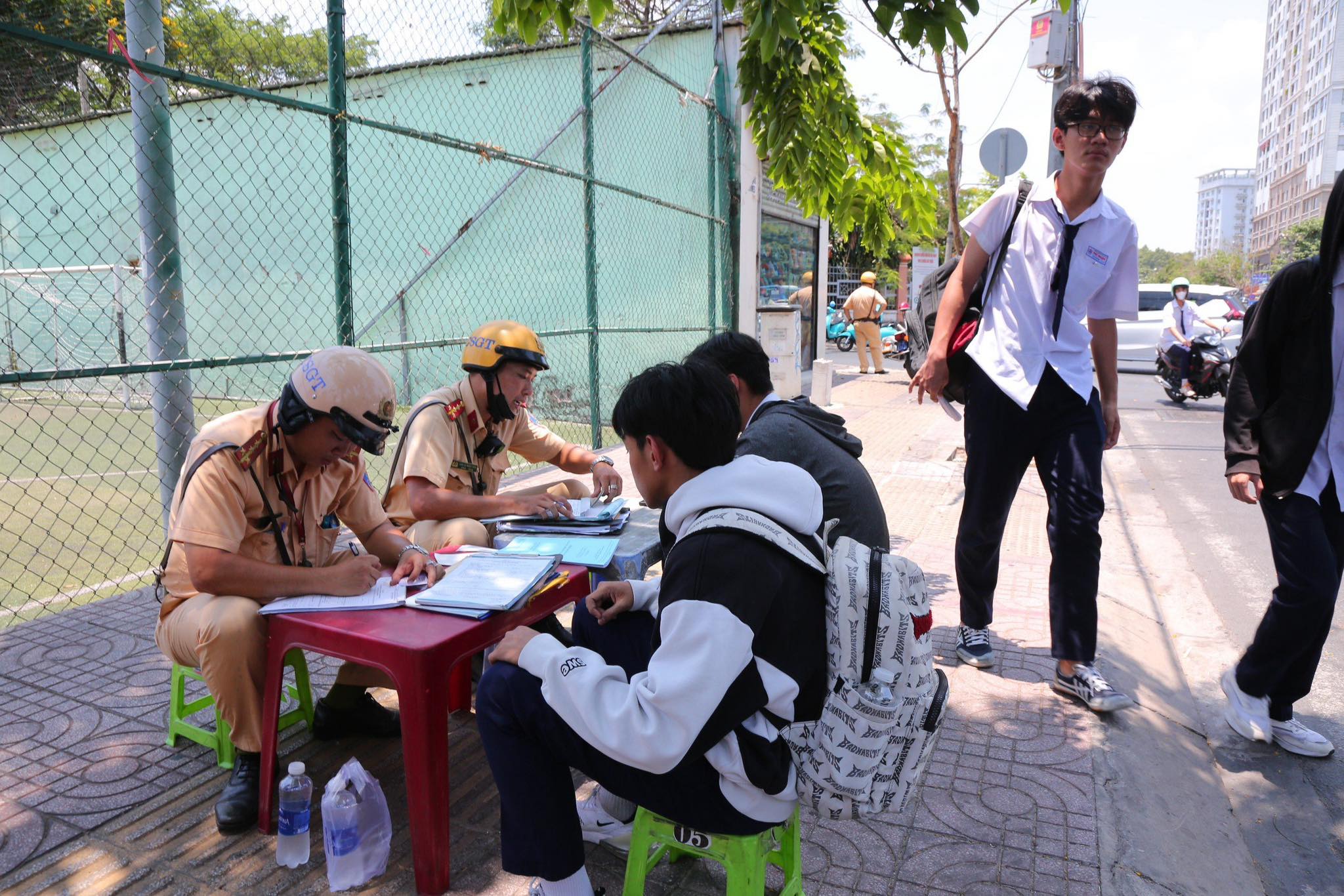 C&ocirc;ng an TP.HCM xử l&yacute; nhiều học sinh vi phạm giao th&ocirc;ng- Ảnh 3.