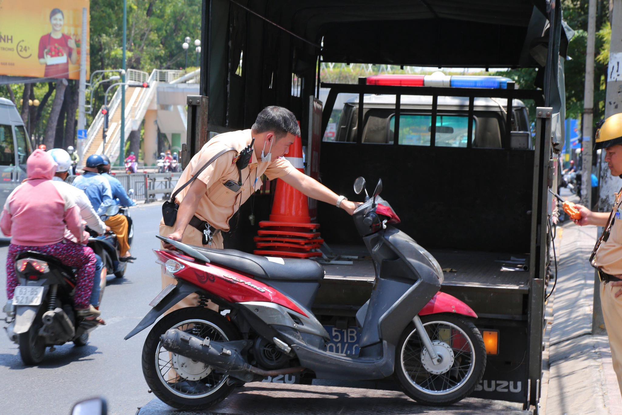 C&ocirc;ng an TP.HCM xử l&yacute; nhiều học sinh vi phạm giao th&ocirc;ng- Ảnh 4.