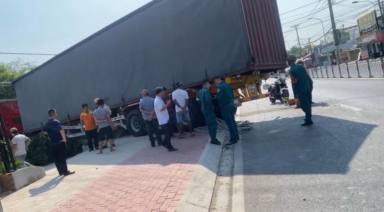 Xe container t&ocirc;ng v&agrave;o dải ph&acirc;n c&aacute;ch, đ&egrave; n&aacute;t một xe m&aacute;y ở TP.HCM- Ảnh 1.