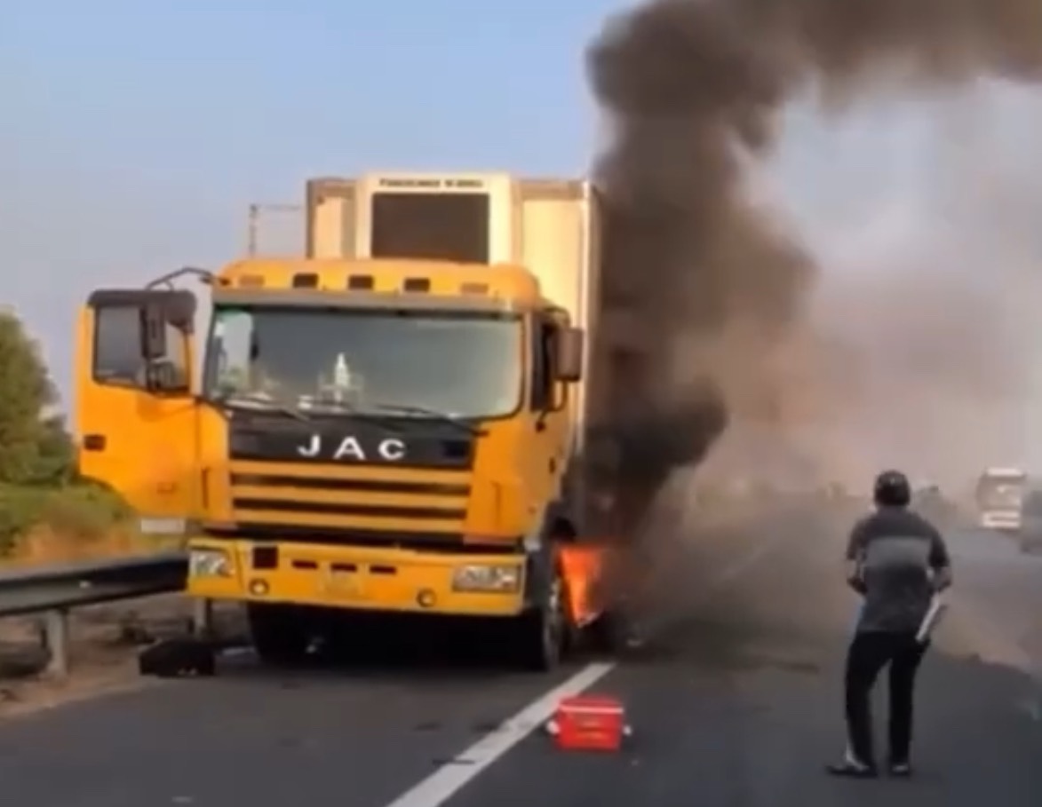 Dập tắt kịp thời vụ ch&aacute;y xe tải tr&ecirc;n cao tốc TP.HCM - Long Th&agrave;nh - Dầu Gi&acirc;y- Ảnh 1.