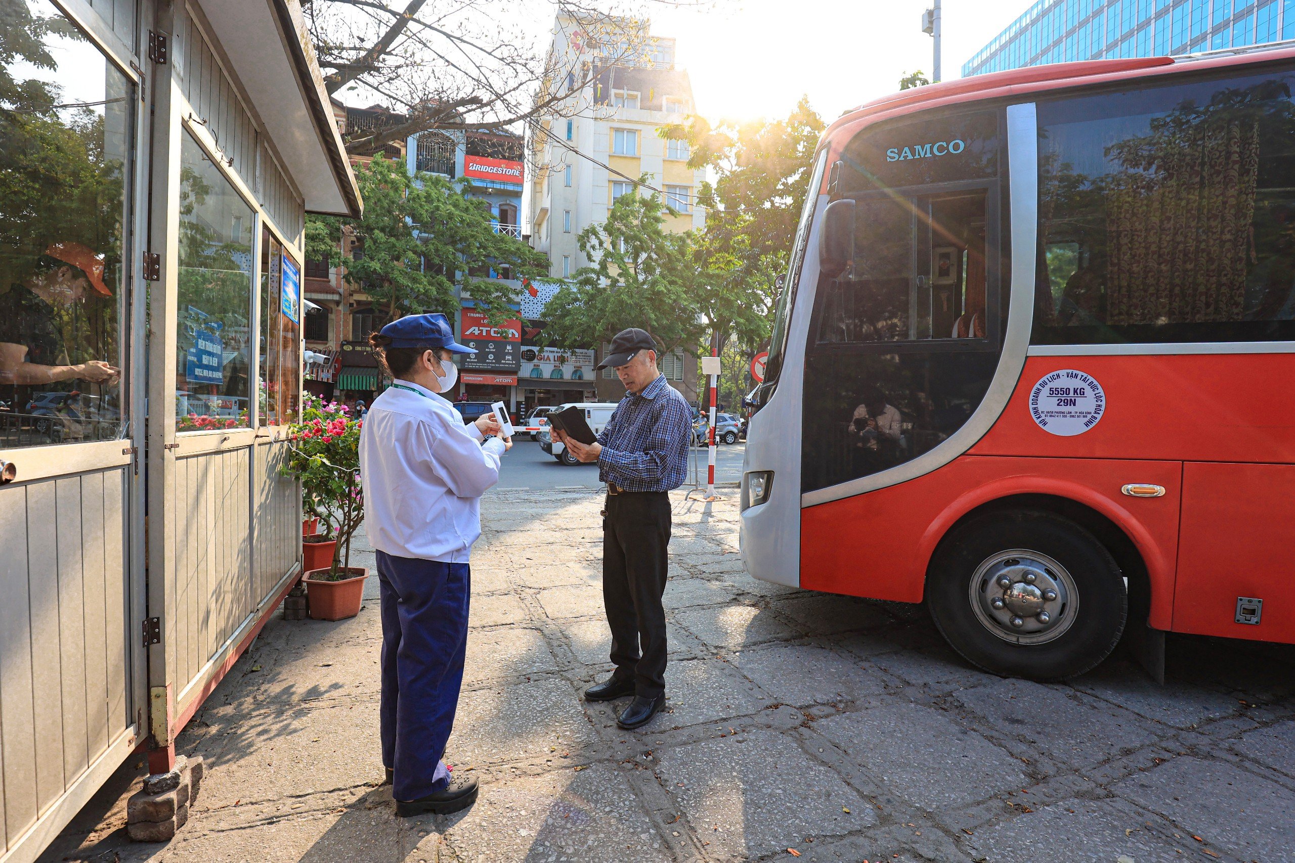 Cận cảnh các điểm gửi xe không dùng tiền mặt ở Hà Nội- Ảnh 1. Cận cảnh các điểm gửi xe không dùng tiền mặt ở Hà Nội- Ảnh 1.