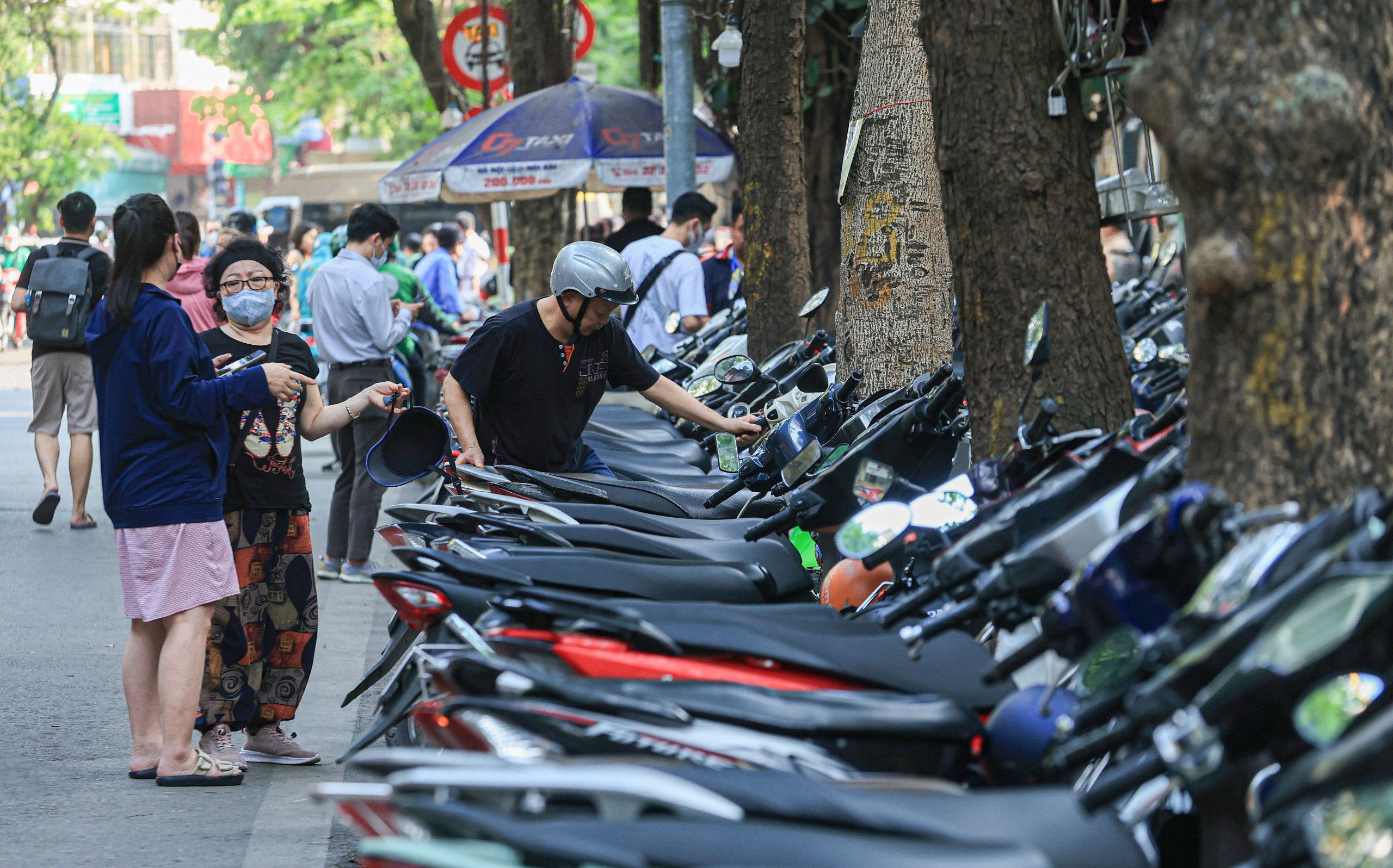 Cận cảnh các điểm gửi xe không dùng tiền mặt ở Hà Nội- Ảnh 14. Cận cảnh các điểm gửi xe không dùng tiền mặt ở Hà Nội- Ảnh 14.