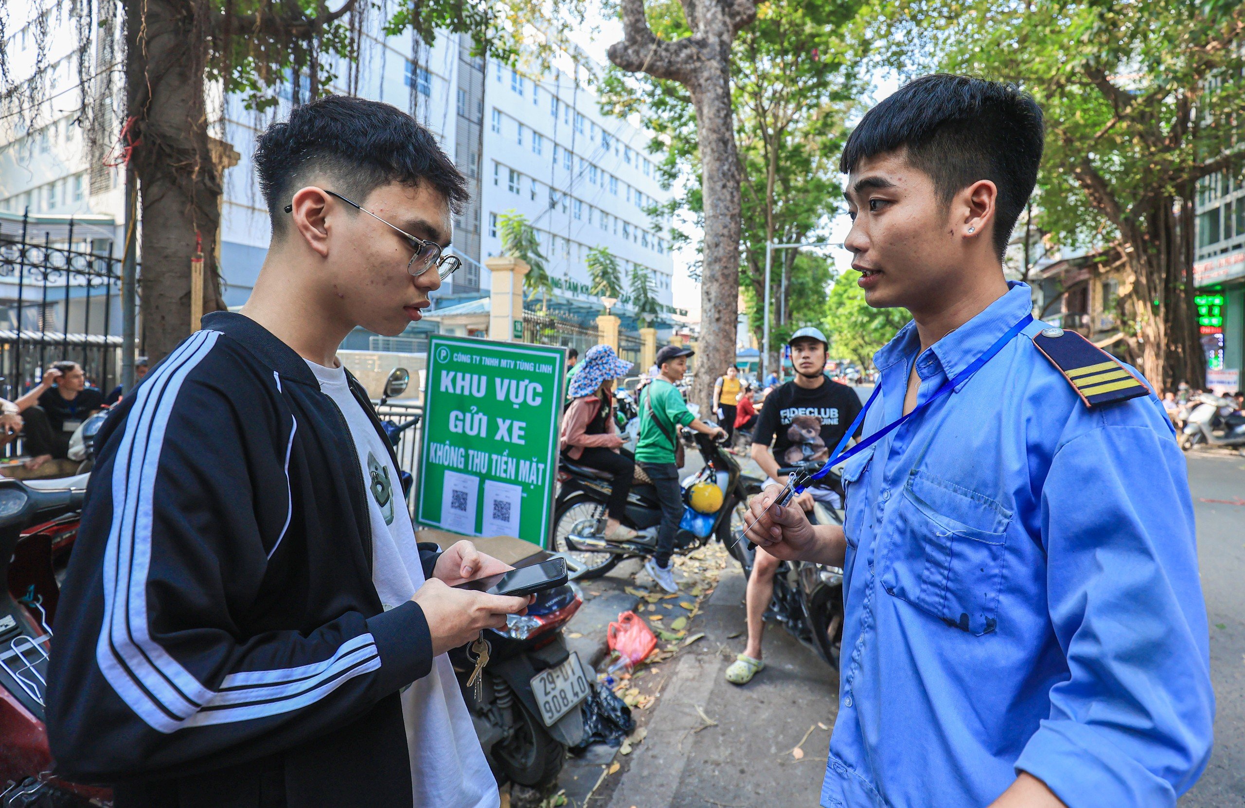 Cận cảnh các điểm gửi xe không dùng tiền mặt ở Hà Nội- Ảnh 12. Cận cảnh các điểm gửi xe không dùng tiền mặt ở Hà Nội- Ảnh 12.