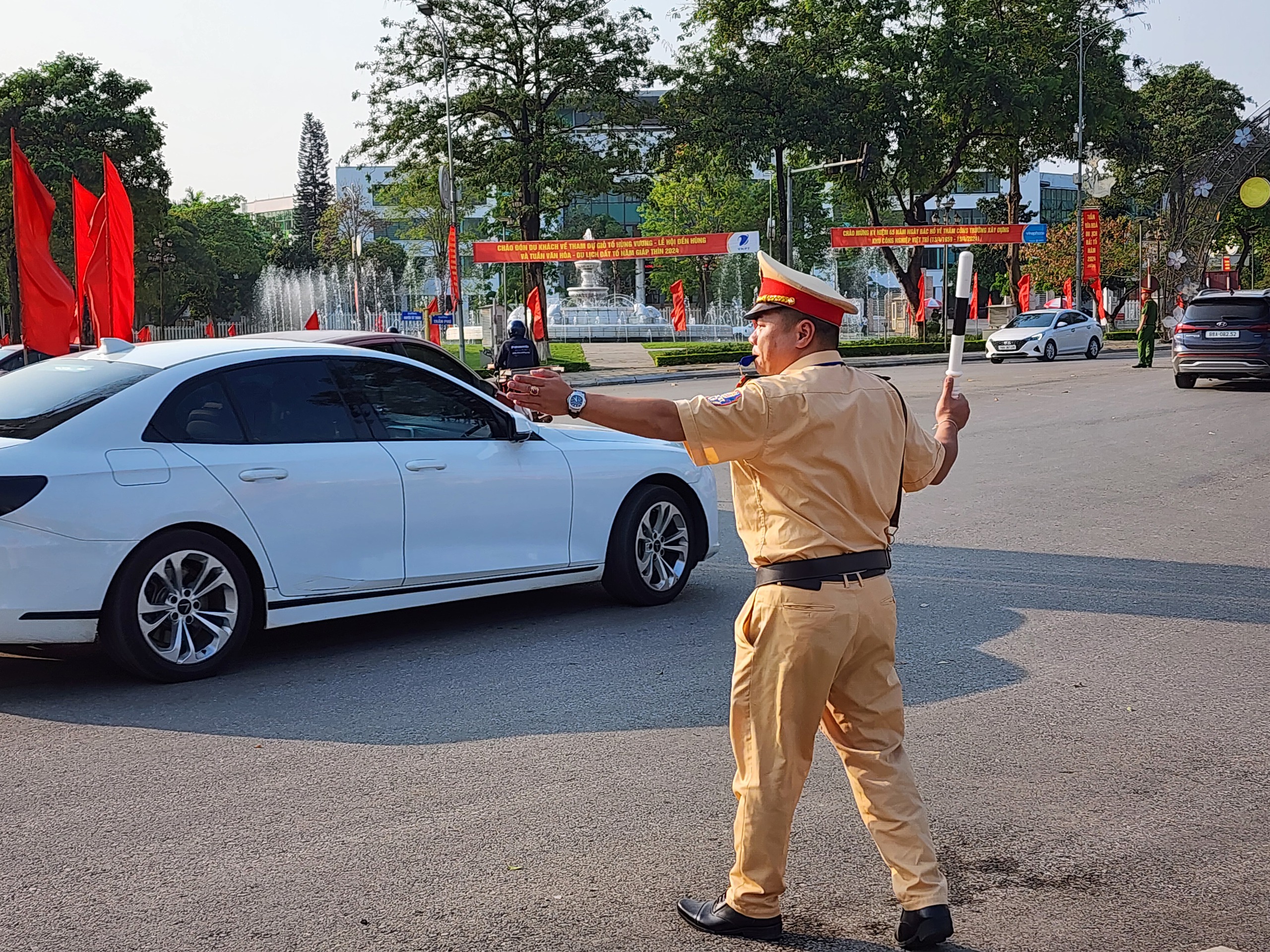 H&agrave;ng ng&agrave;n du kh&aacute;ch đổ về Đền H&ugrave;ng trước ng&agrave;y Giỗ Tổ, giao th&ocirc;ng th&ocirc;ng suốt- Ảnh 1.