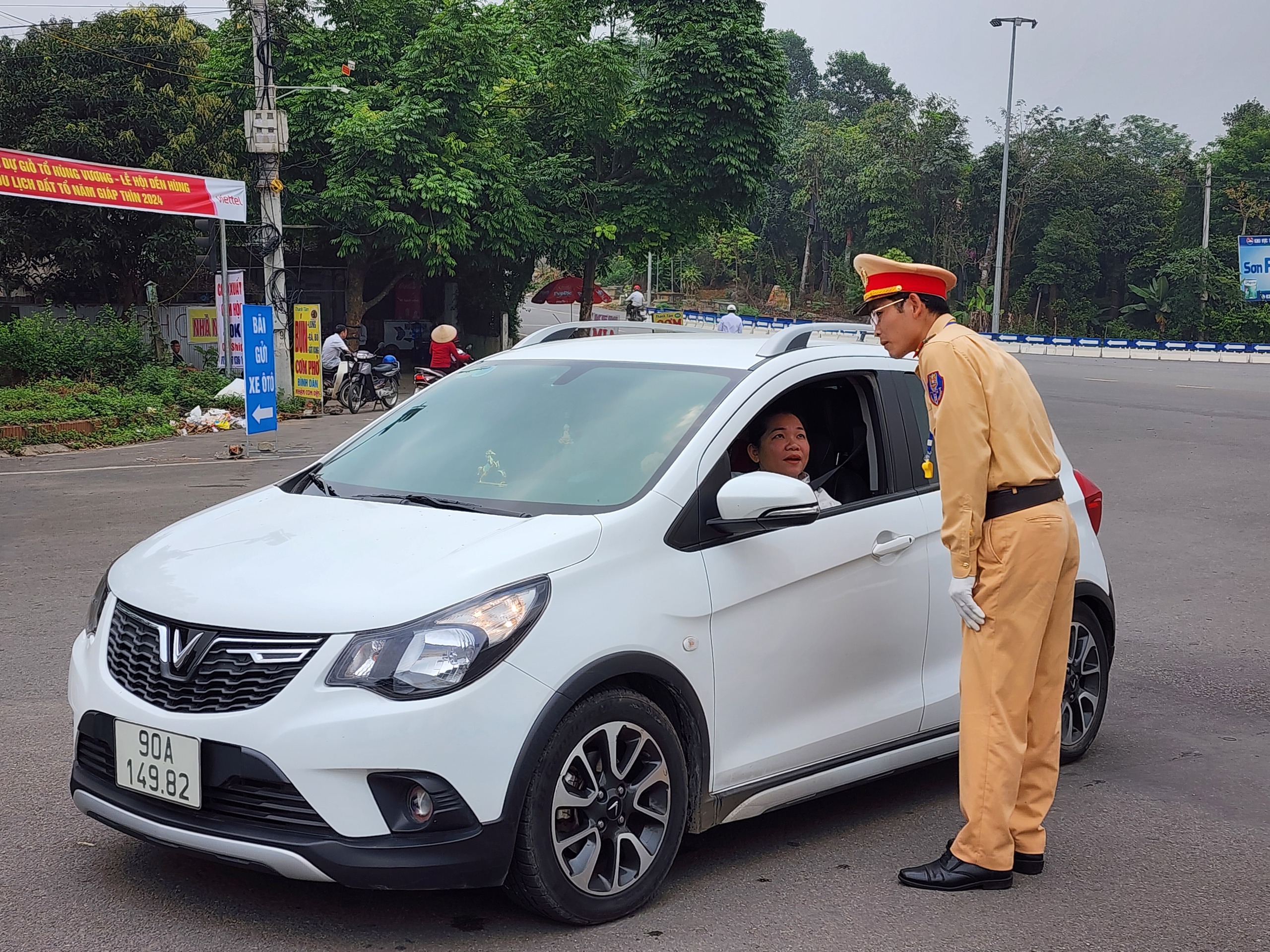 H&agrave;ng ng&agrave;n du kh&aacute;ch đổ về Đền H&ugrave;ng trước ng&agrave;y Giỗ Tổ, giao th&ocirc;ng th&ocirc;ng suốt- Ảnh 3.