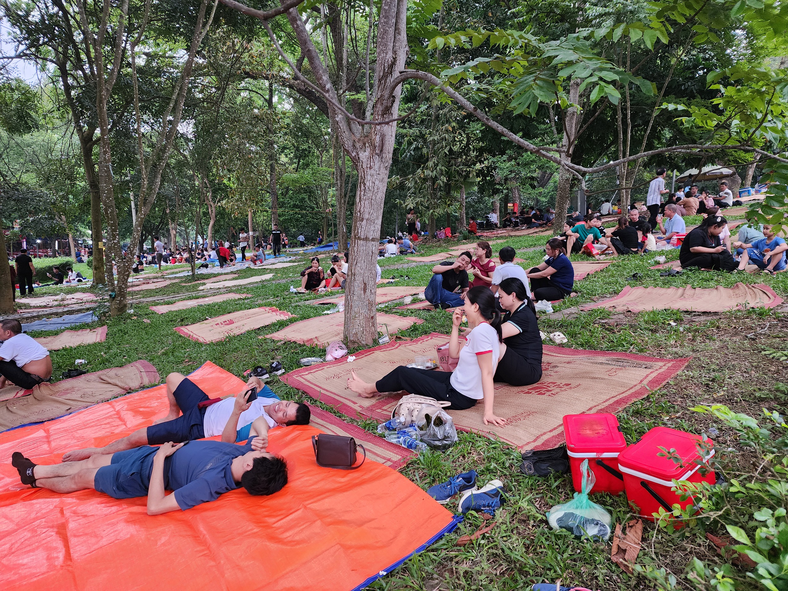 Người d&acirc;n &ugrave;n &ugrave;n đổ về Đền H&ugrave;ng trước ng&agrave;y Giỗ Tổ- Ảnh 9.