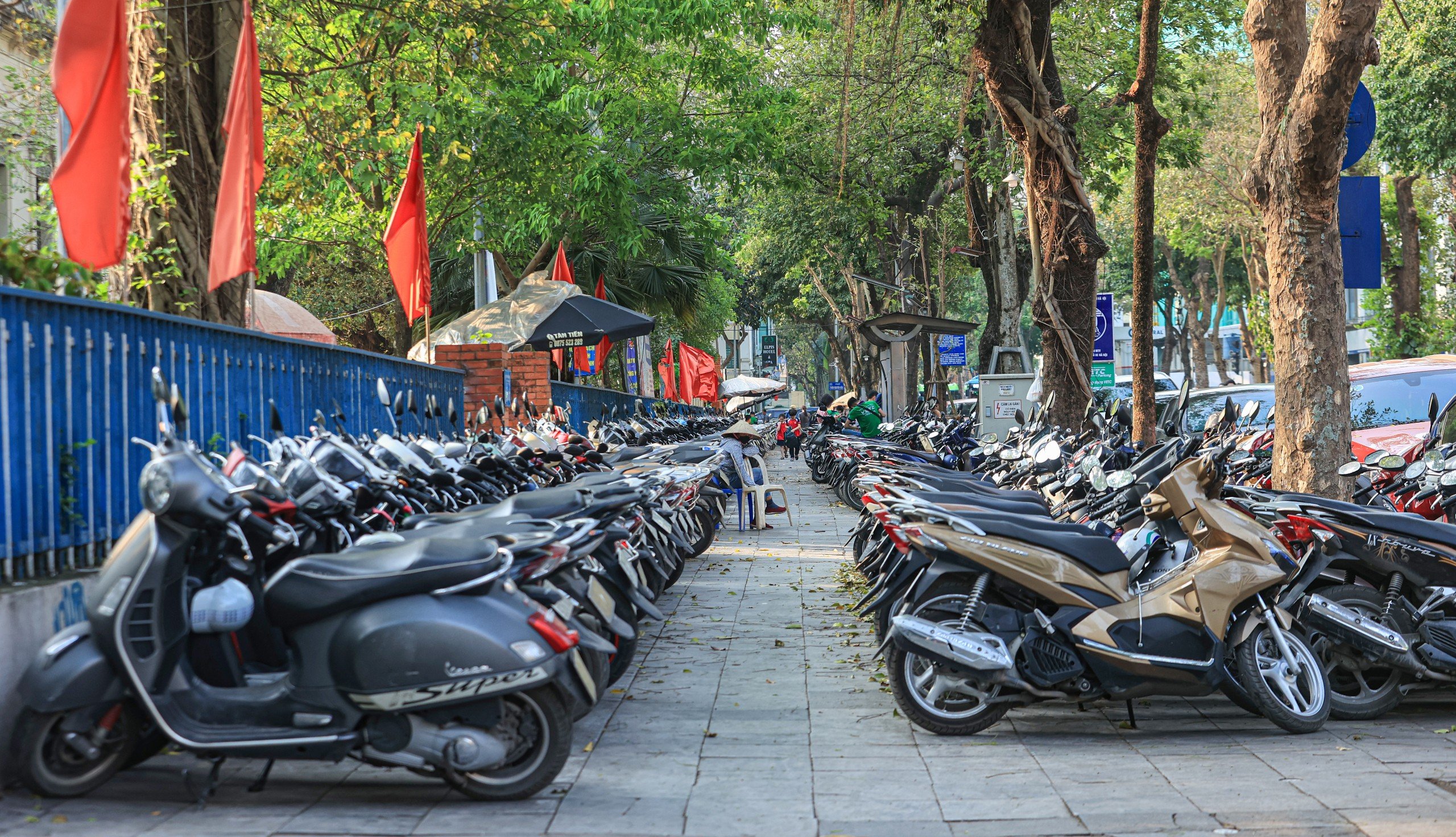 Cận cảnh các điểm gửi xe không dùng tiền mặt ở Hà Nội- Ảnh 20. Cận cảnh các điểm gửi xe không dùng tiền mặt ở Hà Nội- Ảnh 20.