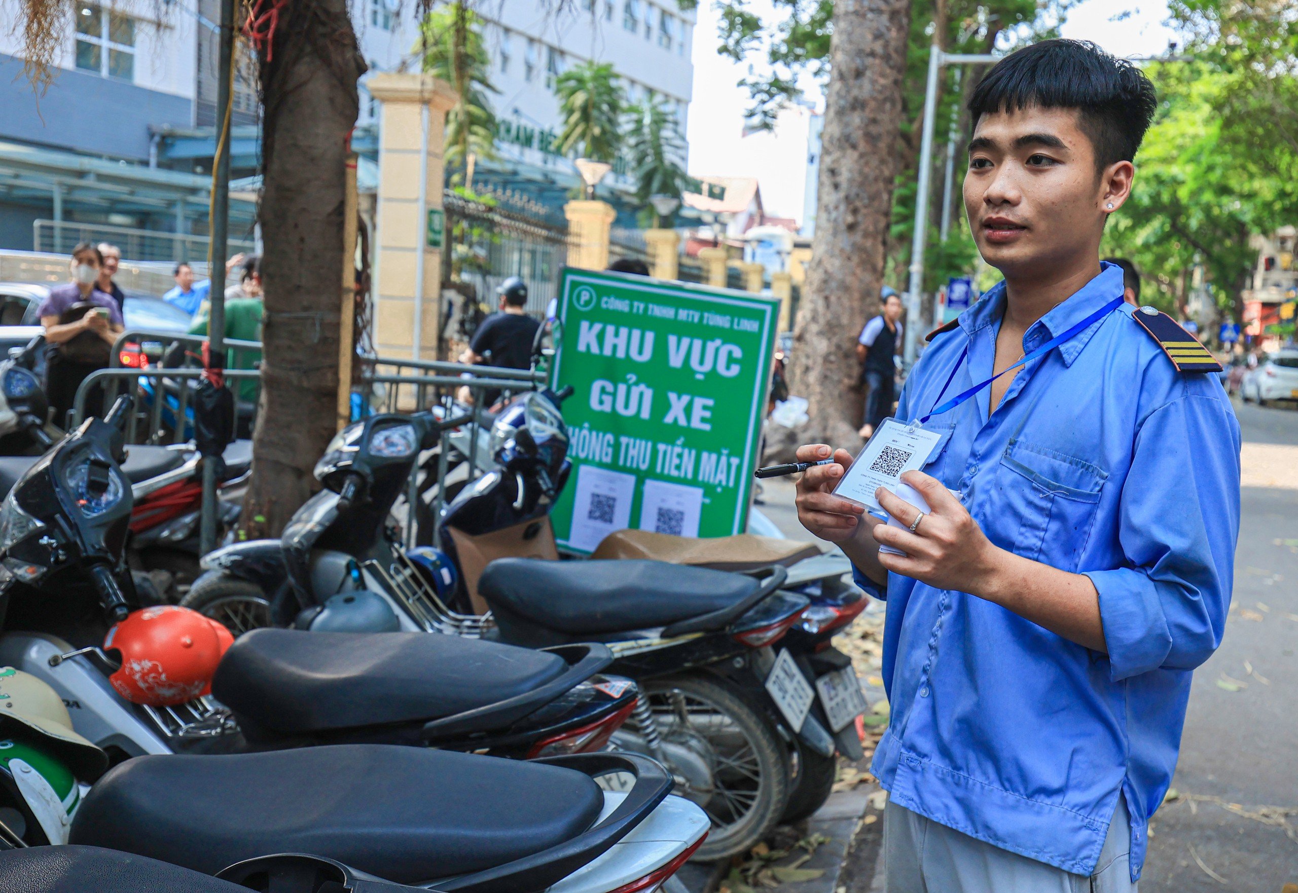 Cận cảnh các điểm gửi xe không dùng tiền mặt ở Hà Nội- Ảnh 11. Cận cảnh các điểm gửi xe không dùng tiền mặt ở Hà Nội- Ảnh 11.