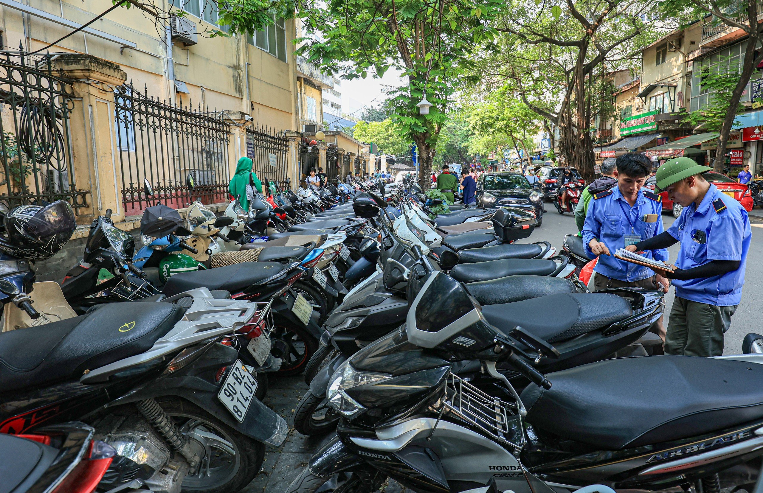 Cận cảnh các điểm gửi xe không dùng tiền mặt ở Hà Nội- Ảnh 10. Cận cảnh các điểm gửi xe không dùng tiền mặt ở Hà Nội- Ảnh 10.