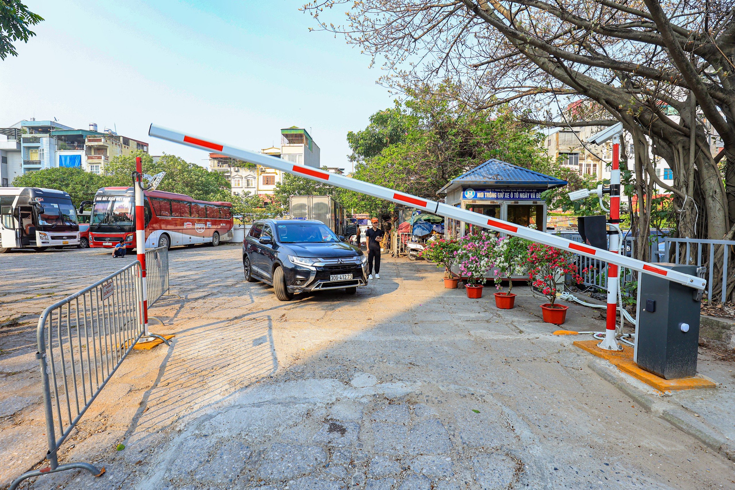 Cận cảnh các điểm gửi xe không dùng tiền mặt ở Hà Nội- Ảnh 7. Cận cảnh các điểm gửi xe không dùng tiền mặt ở Hà Nội- Ảnh 7.