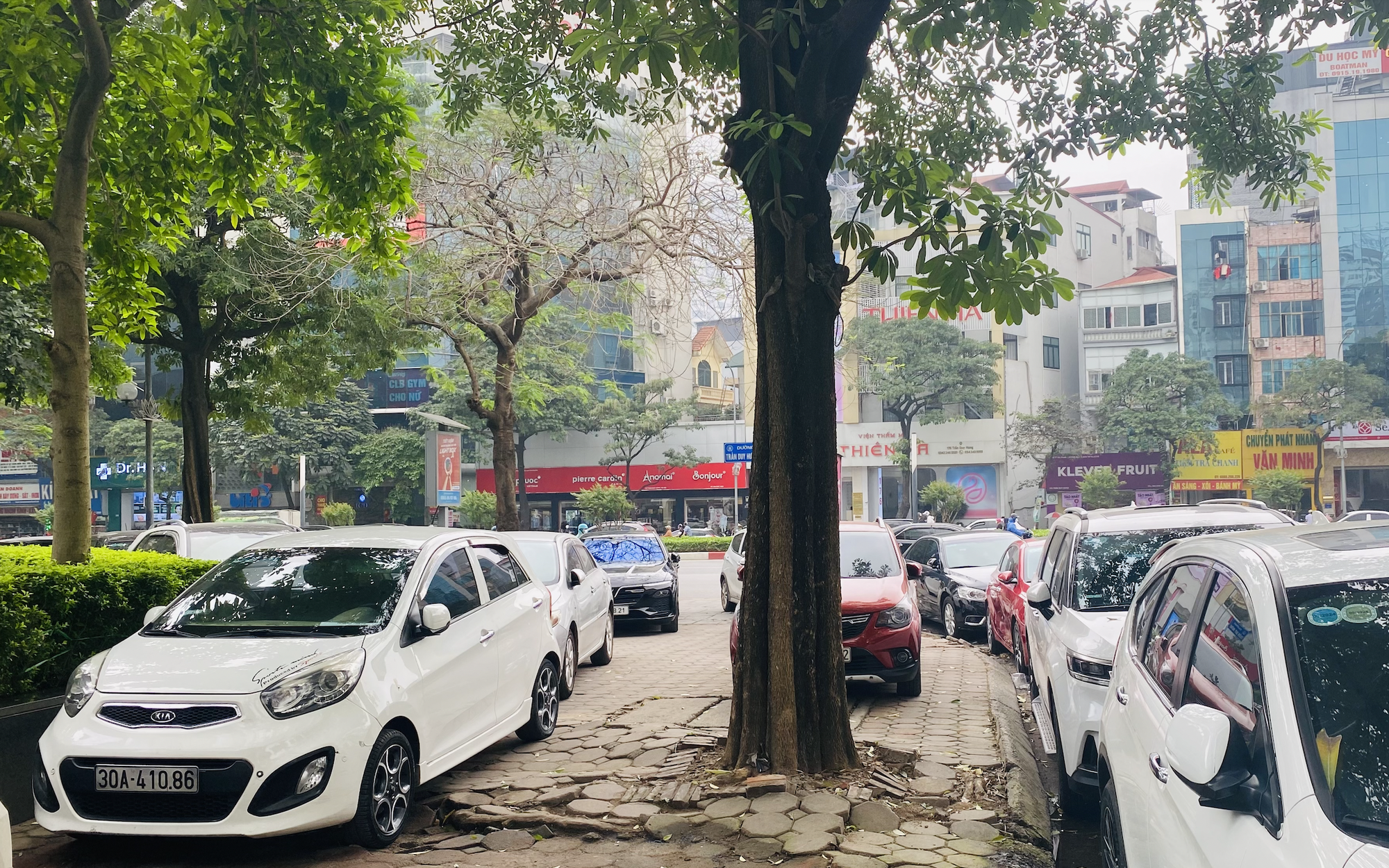 H&agrave; Nội: Gian nan xử l&yacute; &ocirc; t&ocirc; đỗ tr&agrave;n lan vỉa h&egrave;, l&ograve;ng đường