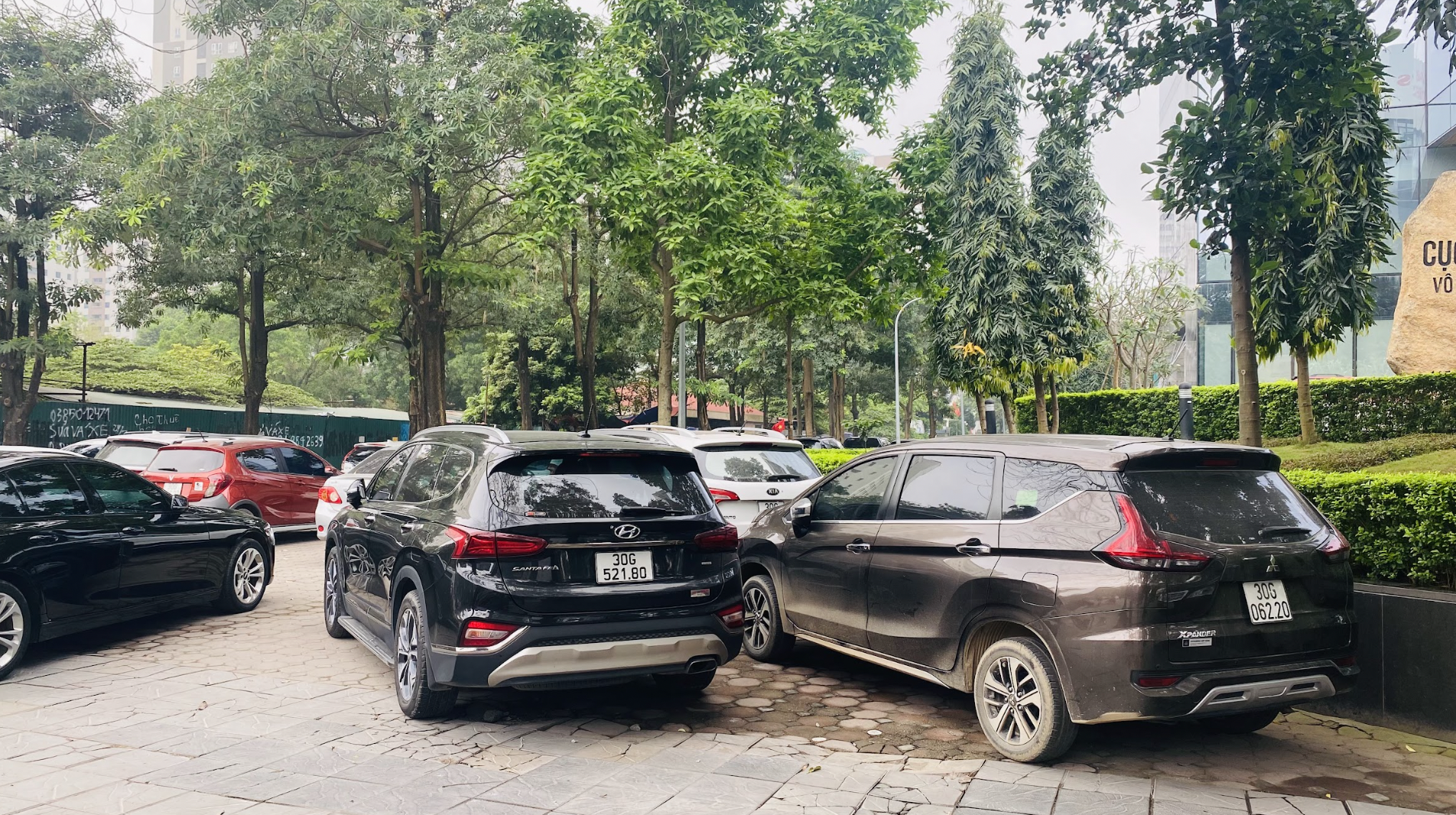 H&agrave; Nội: Gian nan xử l&yacute; &ocirc; t&ocirc; đỗ tr&agrave;n lan vỉa h&egrave;, l&ograve;ng đường- Ảnh 4.