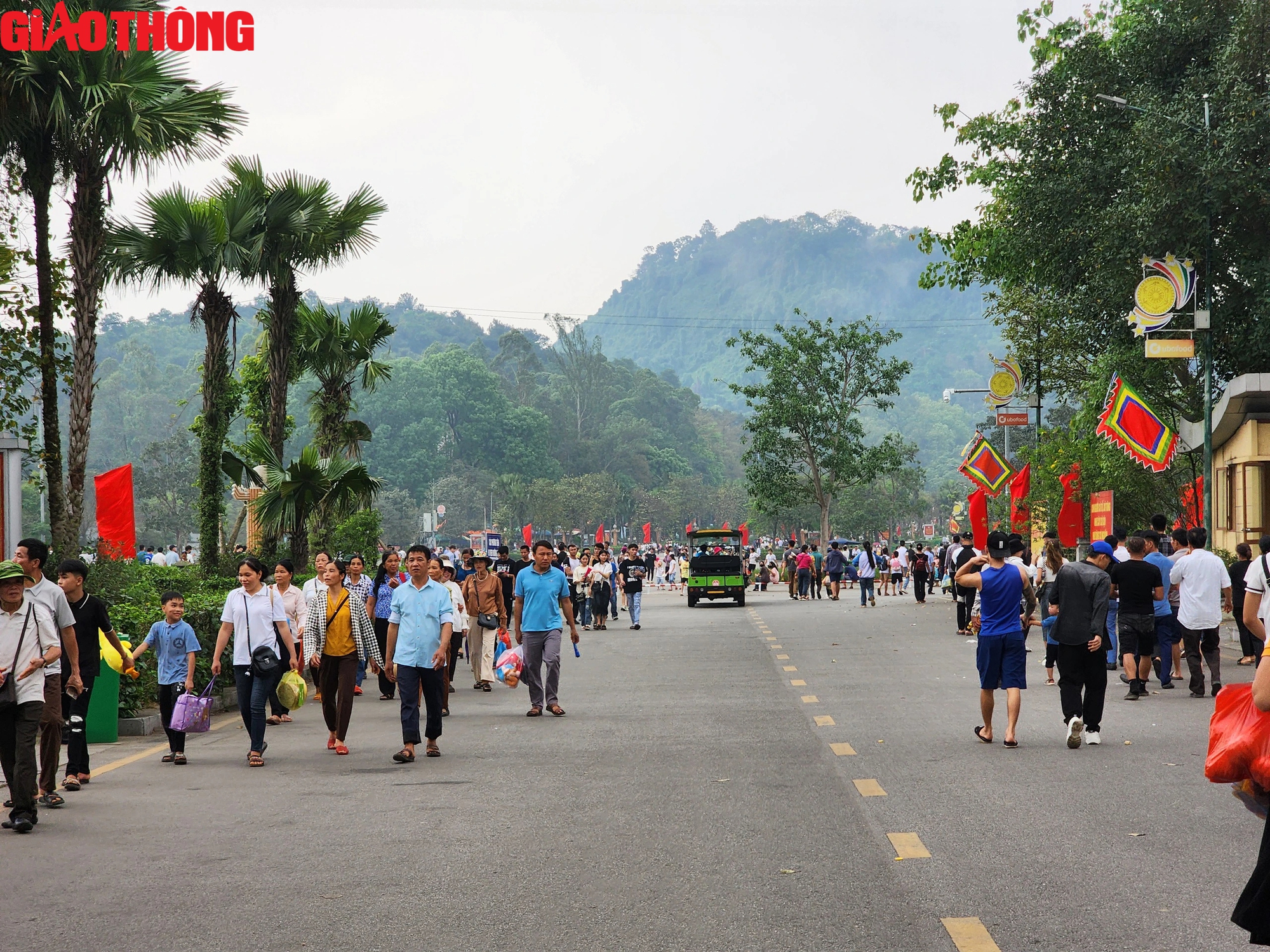 Người d&acirc;n &ugrave;n &ugrave;n đổ về Đền H&ugrave;ng trước ng&agrave;y Giỗ Tổ- Ảnh 2.