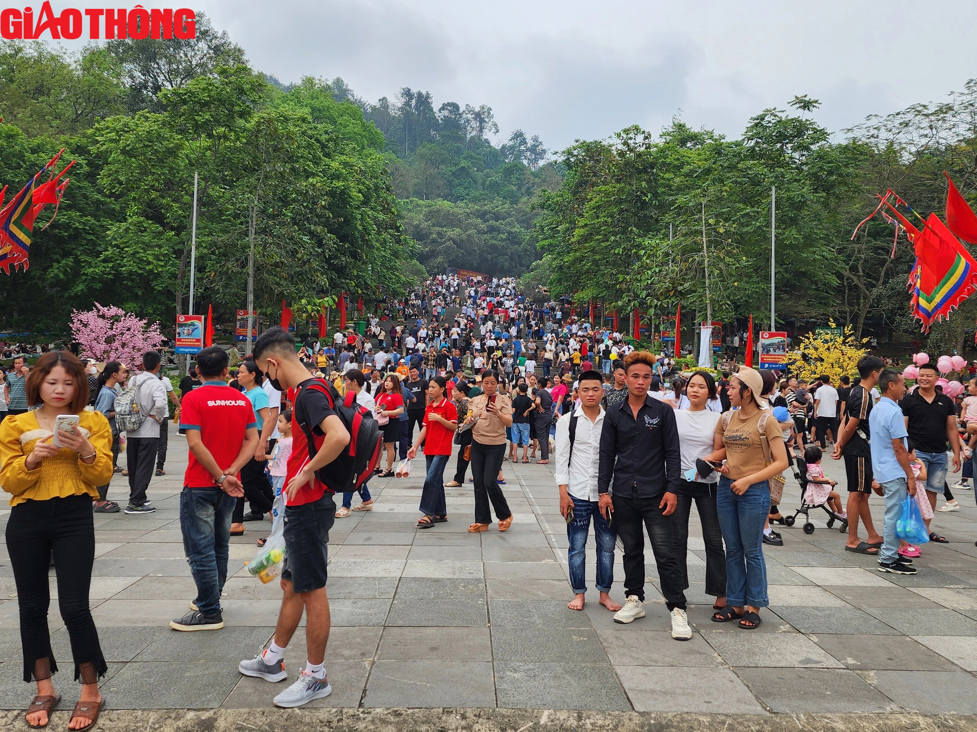 Người d&acirc;n &ugrave;n &ugrave;n đổ về Đền H&ugrave;ng trước ng&agrave;y Giỗ Tổ- Ảnh 7.