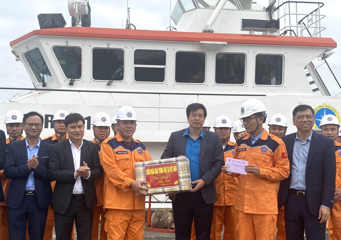 Hơn 2,3 tỷ đồng hỗ trợ người lao động ng&agrave;nh GTVT- Ảnh 1.