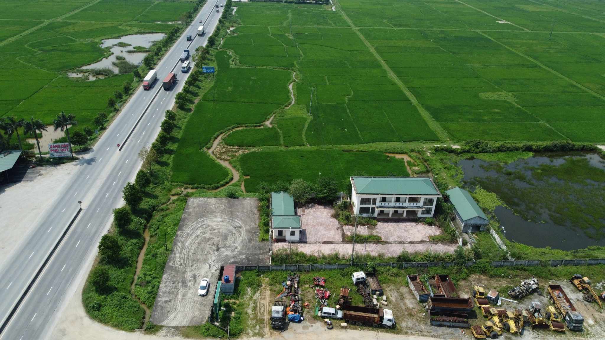 Trụ sở trạm kiểm dịch 8 tỷ bỏ hoang vì không có đường vào- Ảnh 1. Trụ sở trạm kiểm dịch 8 tỷ bỏ hoang vì không có đường vào- Ảnh 1.
