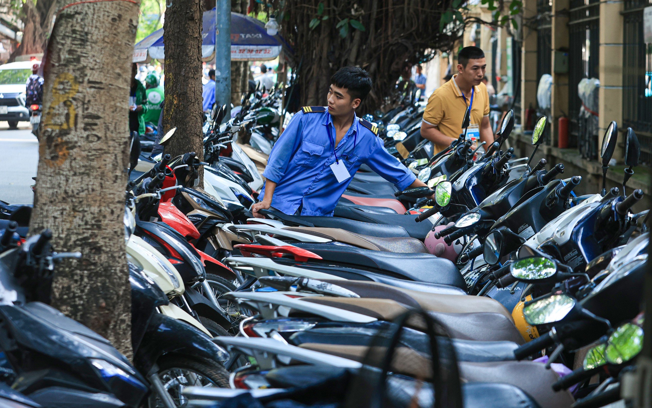 Cận cảnh các điểm gửi xe không dùng tiền mặt ở Hà Nội- Ảnh 15. Cận cảnh các điểm gửi xe không dùng tiền mặt ở Hà Nội- Ảnh 15.