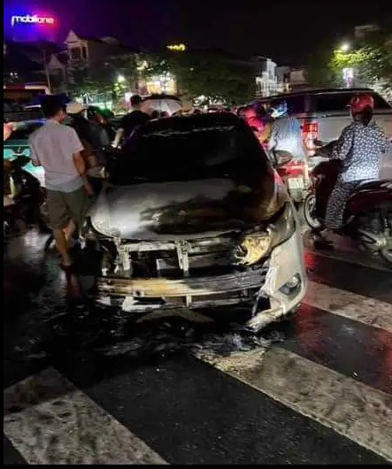 &Ocirc; t&ocirc; bất ngờ bốc ch&aacute;y trước giờ bắn ph&aacute;o hoa ở Lễ hội Đền H&ugrave;ng- Ảnh 2.