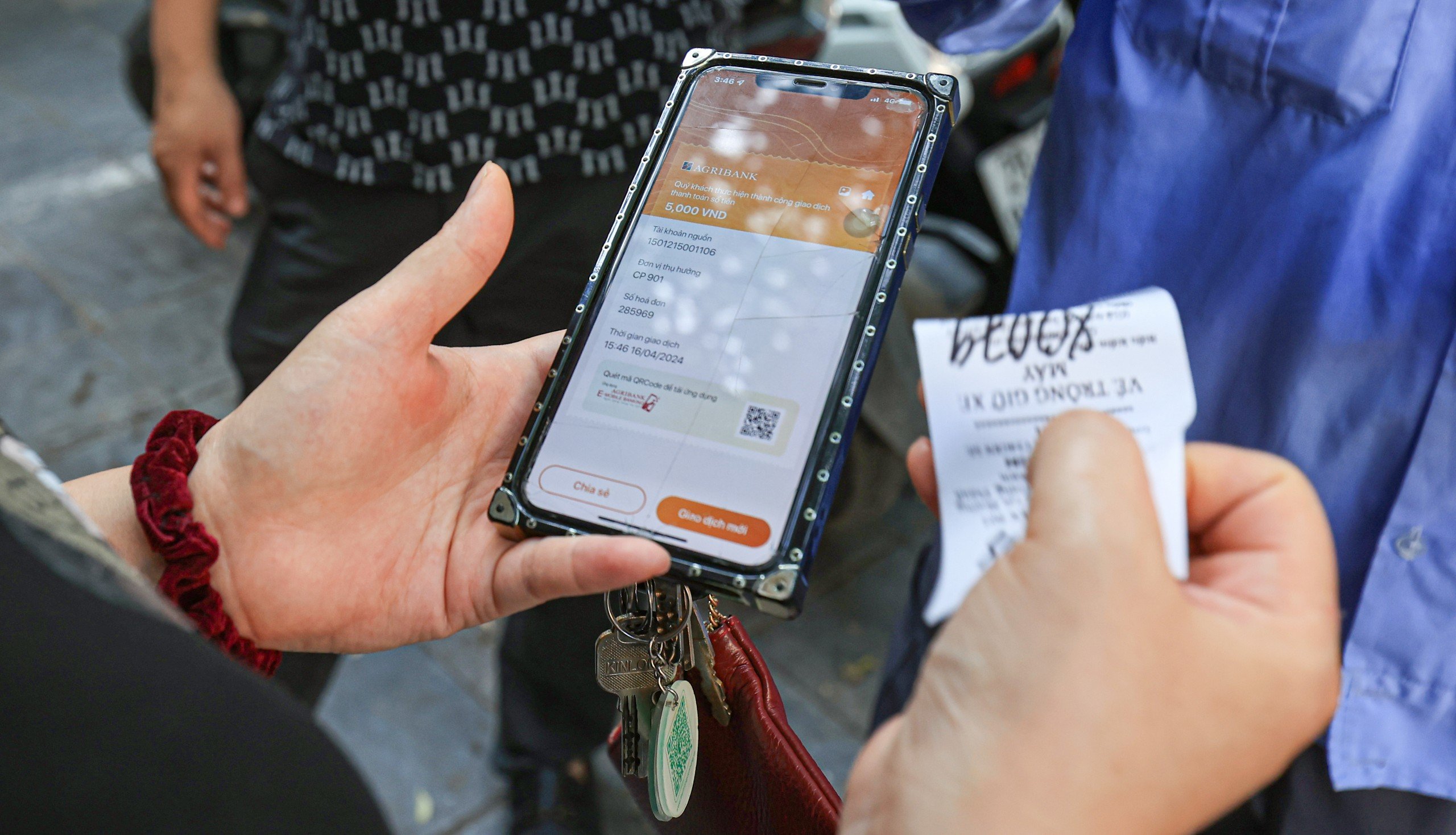 Cận cảnh các điểm gửi xe không dùng tiền mặt ở Hà Nội- Ảnh 19. Cận cảnh các điểm gửi xe không dùng tiền mặt ở Hà Nội- Ảnh 19.