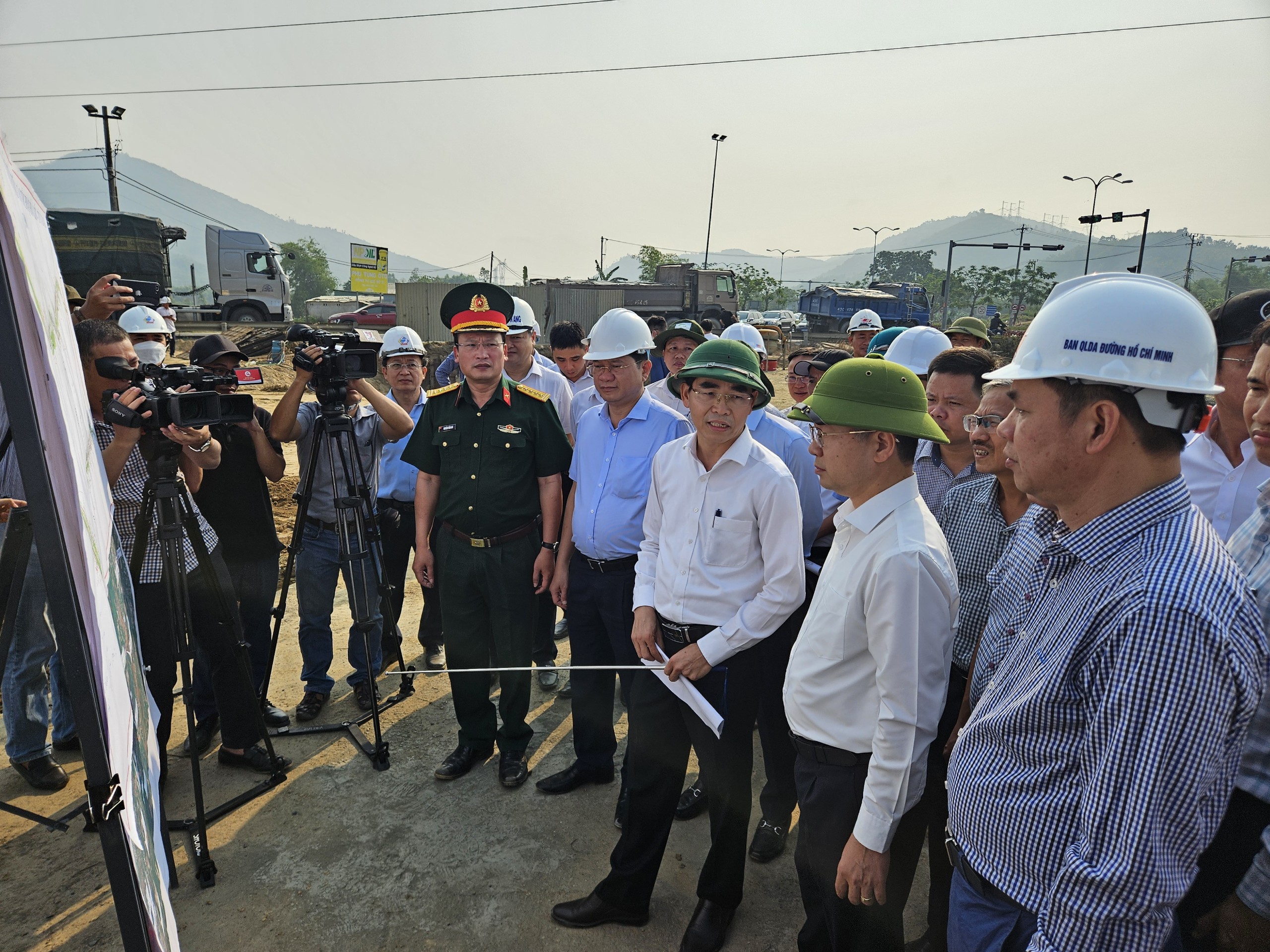 B&iacute; thư Đ&agrave; Nẵng th&uacute;c tiến độ mặt bằng cao tốc H&ograve;a Li&ecirc;n &ndash; T&uacute;y Loan- Ảnh 1.