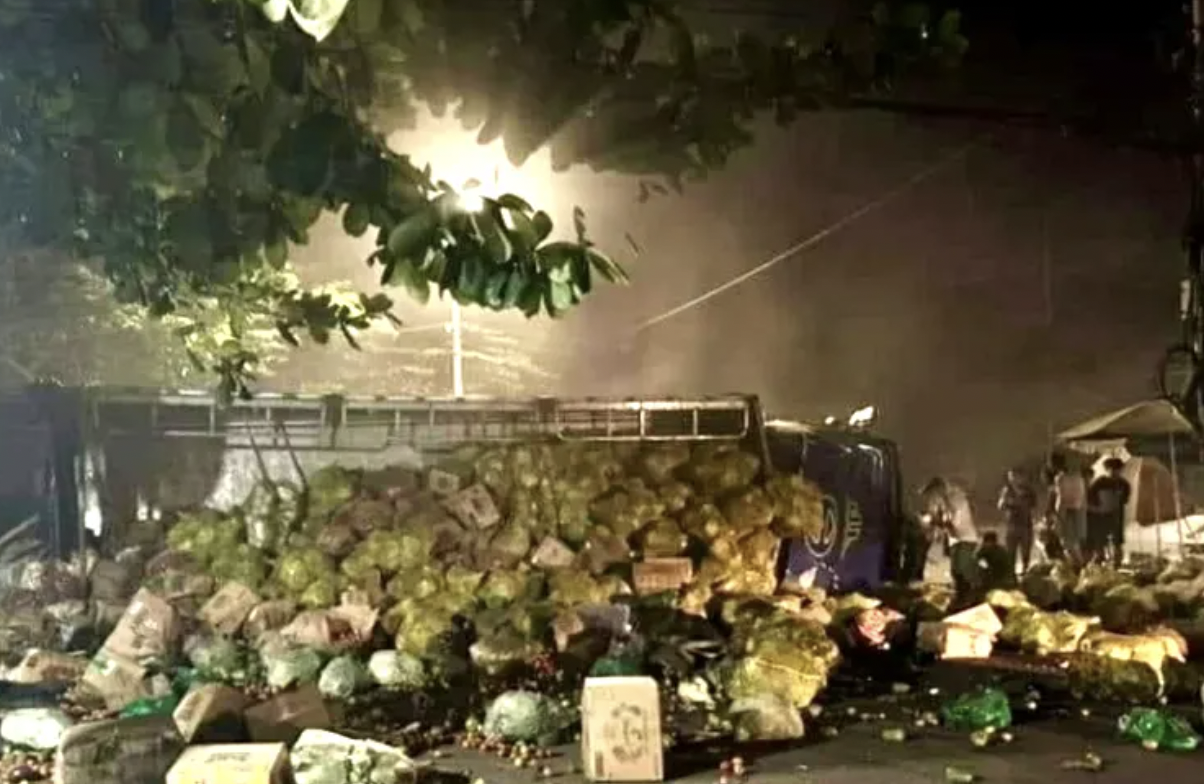 Xe tải chở rau củ lật ngang trên QL20- Ảnh 1. Xe tải chở rau củ lật ngang trên QL20- Ảnh 1.