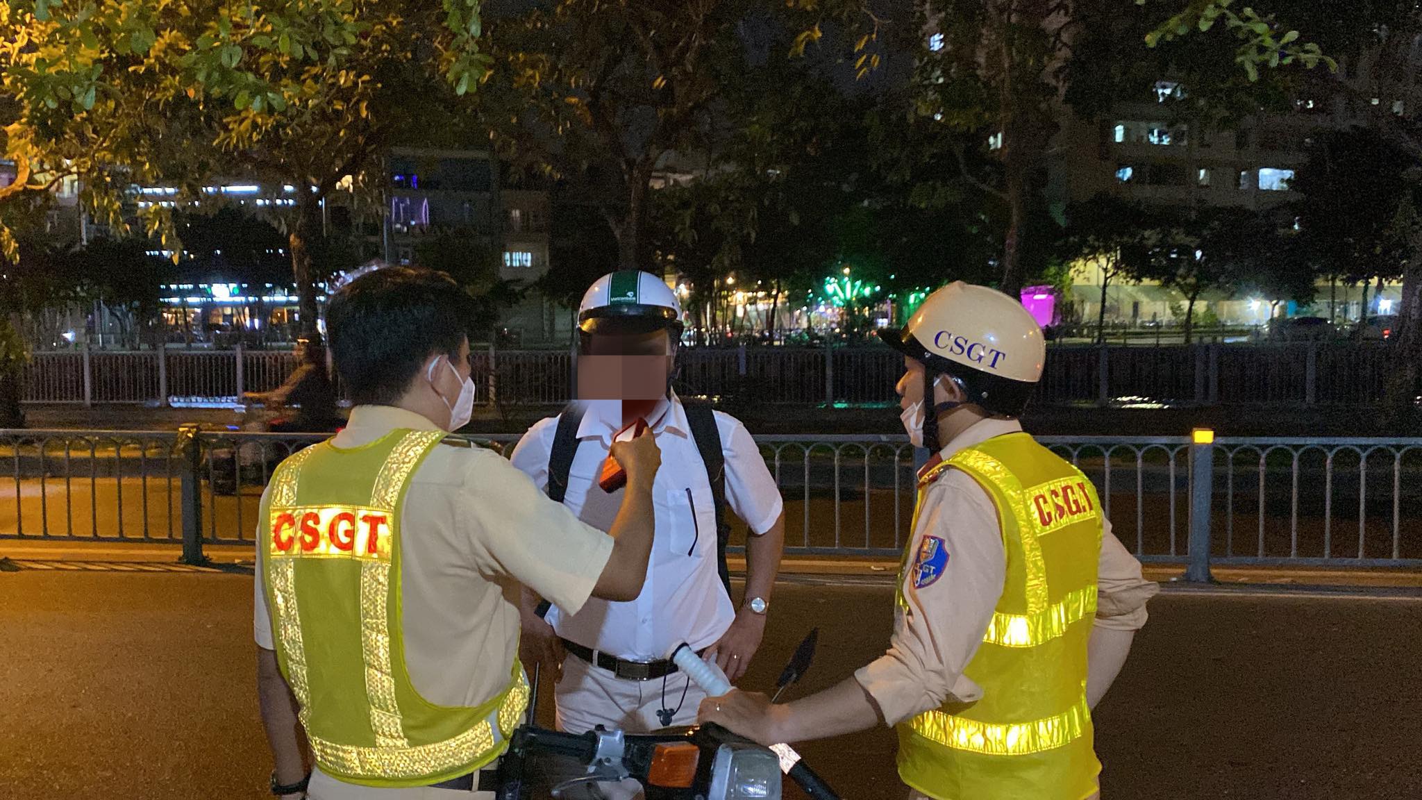 Người đ&agrave;n &ocirc;ng bị tước bằng l&aacute;i 7 th&aacute;ng do uống "nửa cốc bia"- Ảnh 1.