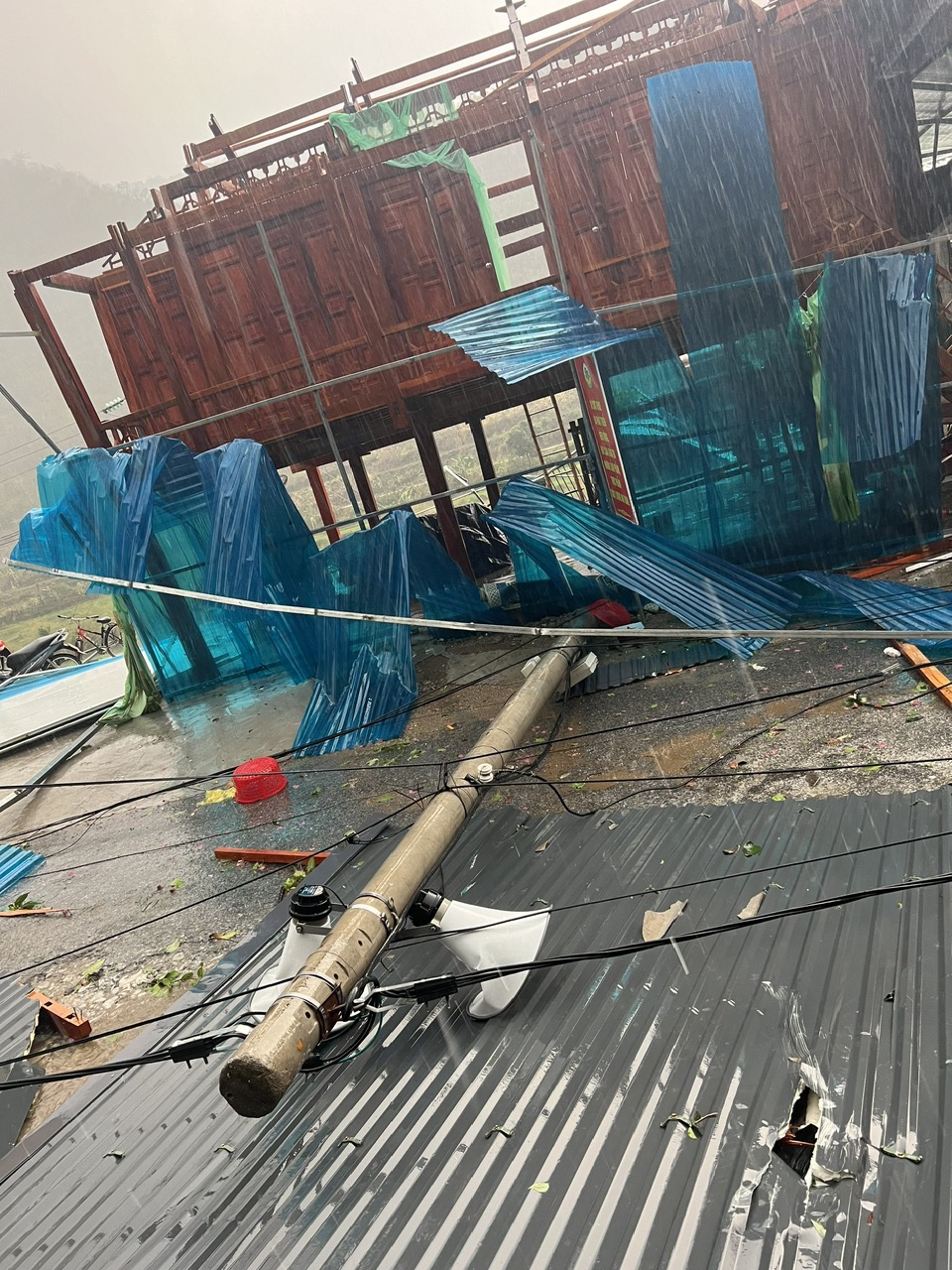 41 nh&agrave; d&acirc;n ở Thanh H&oacute;a bị tốc m&aacute;i v&igrave; d&ocirc;ng, lốc k&egrave;m mưa đ&aacute;- Ảnh 3.