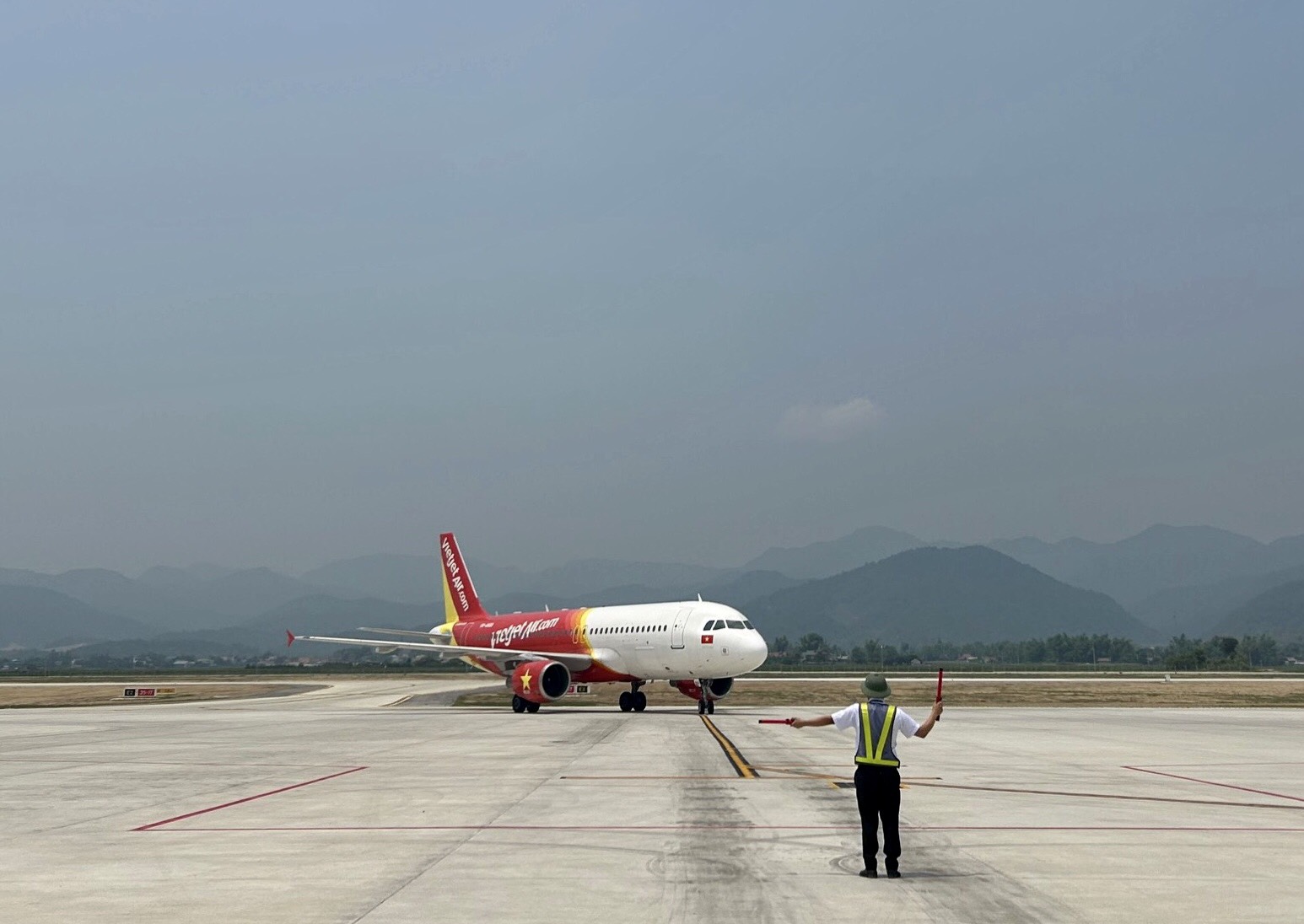Chuyến bay đầu ti&ecirc;n tới Điện Bi&ecirc;n được điều h&agrave;nh bởi đ&agrave;i kiểm so&aacute;t kh&ocirc;ng lưu mới- Ảnh 1.