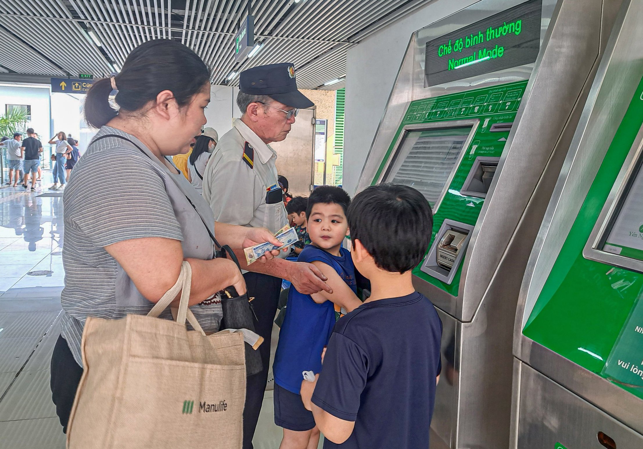 Kh&aacute;ch đi t&agrave;u C&aacute;t Linh - H&agrave; Đ&ocirc;ng thư thả trong ng&agrave;y nghỉ lễ Giỗ Tổ- Ảnh 7.