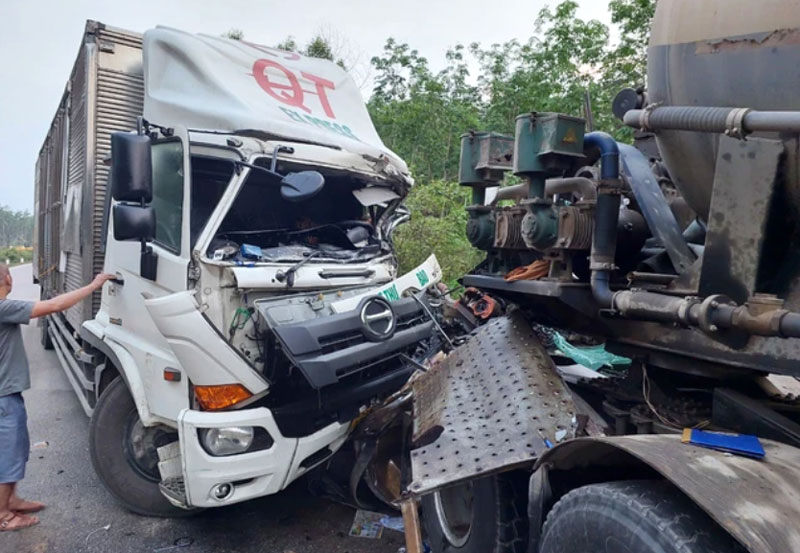 Va chạm giữa xe bồn v&agrave; &ocirc; t&ocirc; tải khiến t&agrave;i xế mắc kẹt trong cabin, tử vong.