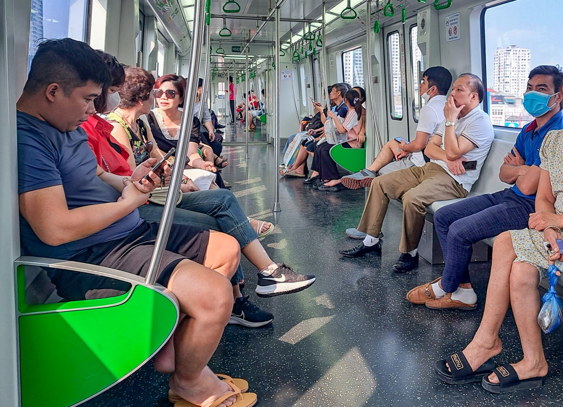 Kh&aacute;ch đi t&agrave;u C&aacute;t Linh - H&agrave; Đ&ocirc;ng thư thả trong ng&agrave;y nghỉ lễ Giỗ Tổ- Ảnh 1.