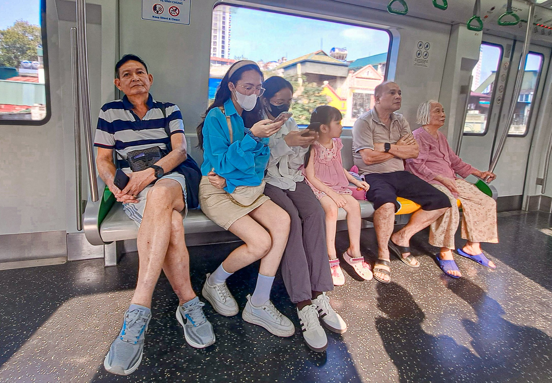 Kh&aacute;ch đi t&agrave;u C&aacute;t Linh - H&agrave; Đ&ocirc;ng thư thả trong ng&agrave;y nghỉ lễ Giỗ Tổ- Ảnh 3.