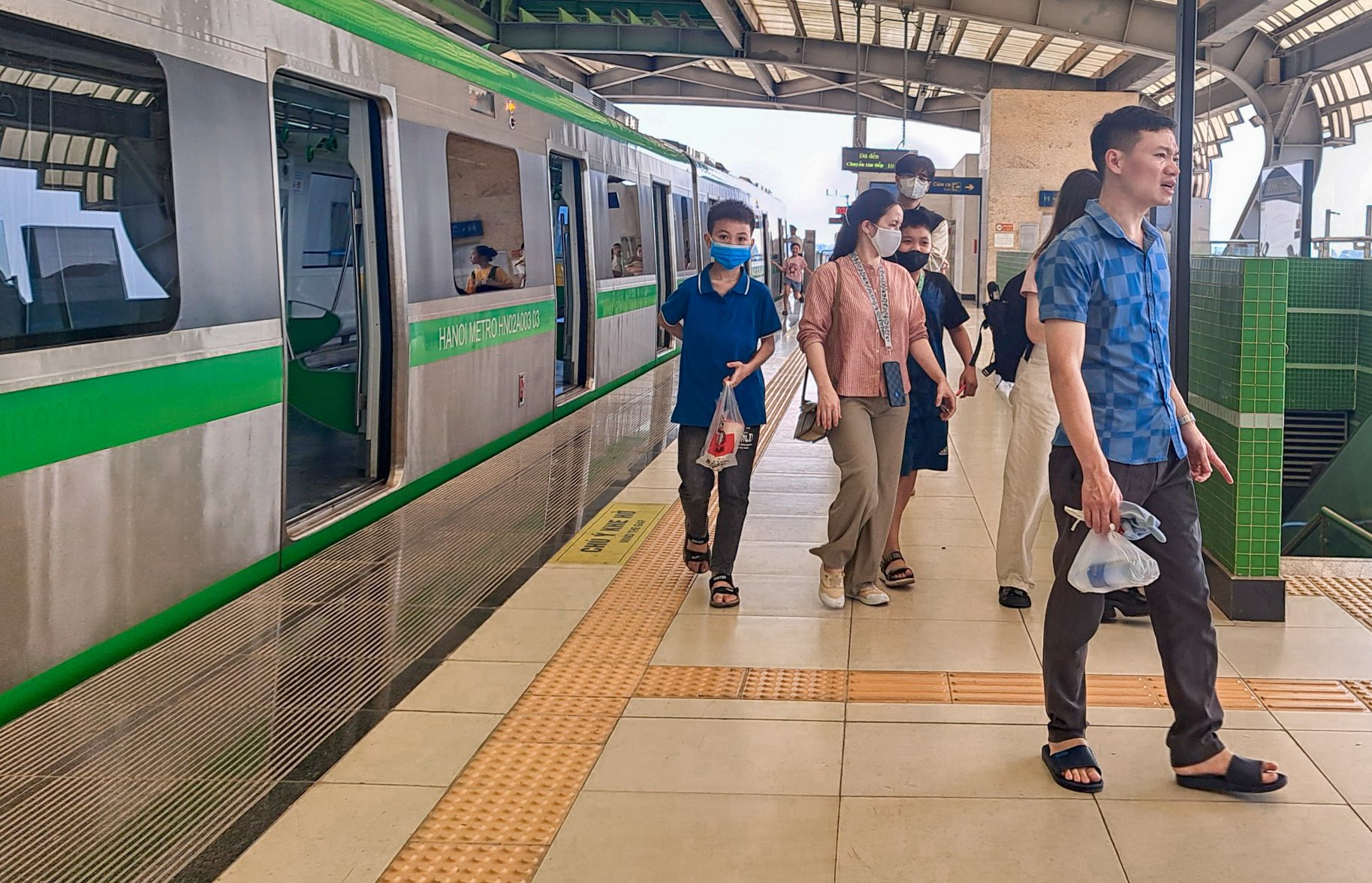 Kh&aacute;ch đi t&agrave;u C&aacute;t Linh - H&agrave; Đ&ocirc;ng thư thả trong ng&agrave;y nghỉ lễ Giỗ Tổ- Ảnh 4.