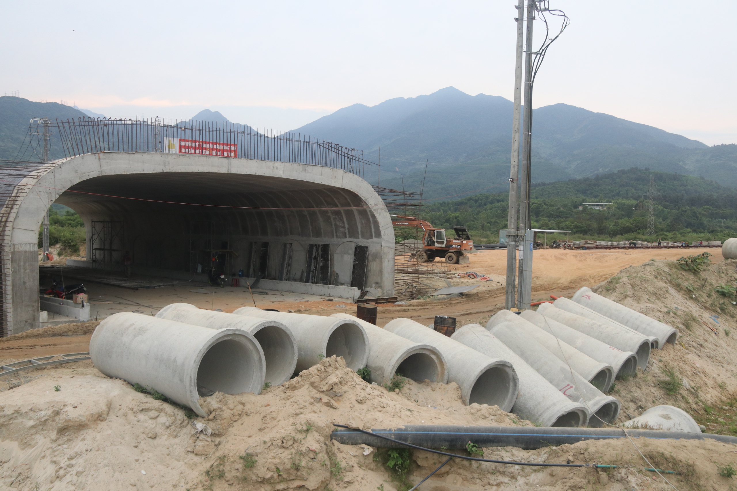 Đường ven biển nối cảng Li&ecirc;n Chiểu thi c&ocirc;ng ra sao khi vướng mặt bằng?- Ảnh 3.