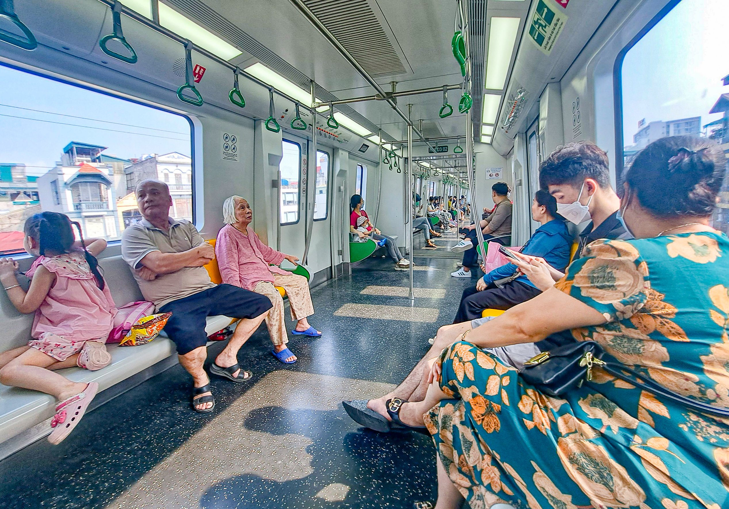 Kh&aacute;ch đi t&agrave;u C&aacute;t Linh - H&agrave; Đ&ocirc;ng thư thả trong ng&agrave;y nghỉ lễ Giỗ Tổ- Ảnh 2.