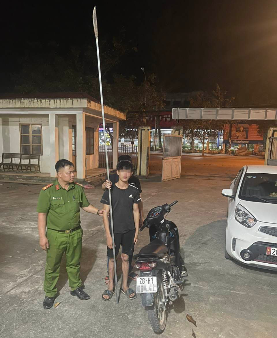 Nguy cơ t&ugrave; tội từ những nh&oacute;m c&ocirc;n đồ mang hung kh&iacute; diễu phố- Ảnh 2.