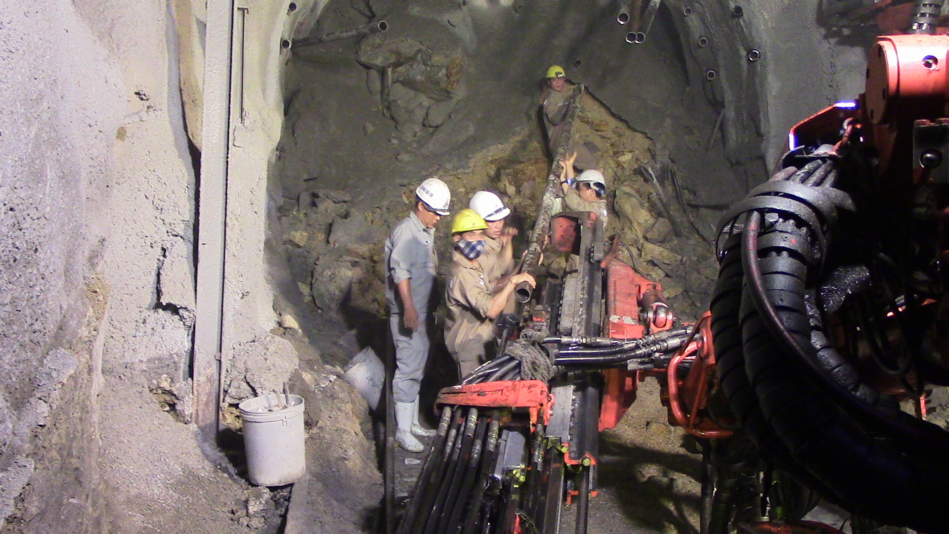 G&aacute;c nghỉ lễ, h&agrave;ng trăm c&ocirc;ng nh&acirc;n hối hả xử l&yacute; sạt lở, th&ocirc;ng hầm đường sắt- Ảnh 3.