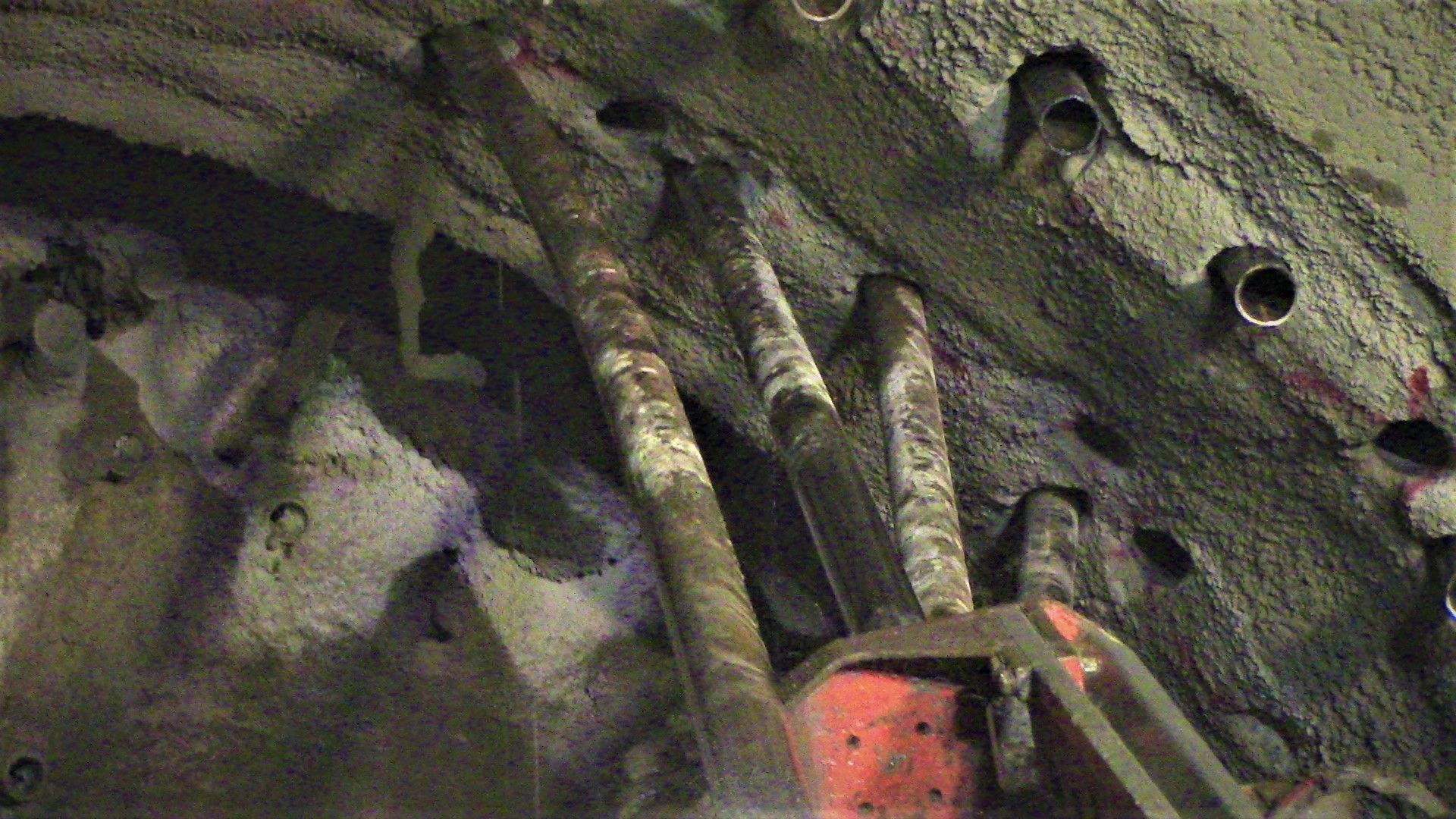 G&aacute;c nghỉ lễ, h&agrave;ng trăm c&ocirc;ng nh&acirc;n hối hả xử l&yacute; sạt lở, th&ocirc;ng hầm đường sắt- Ảnh 4.