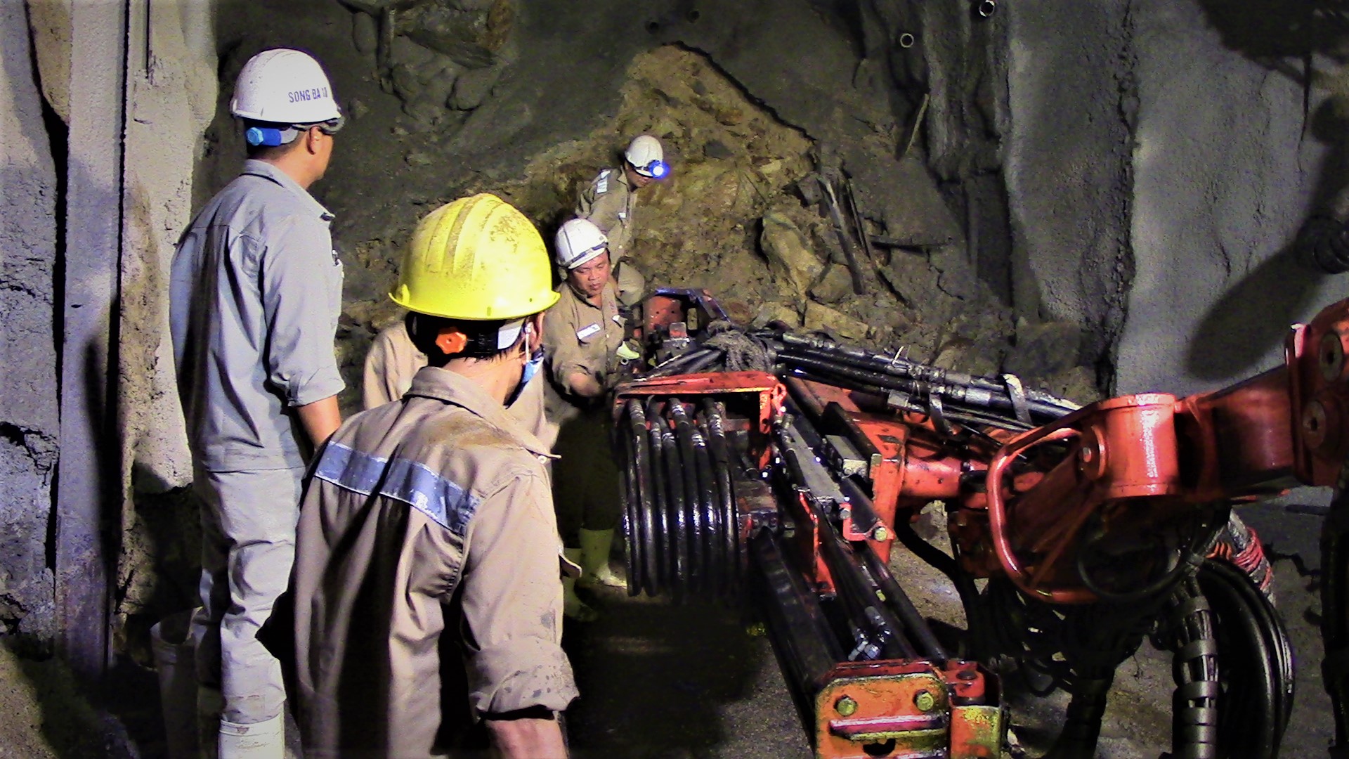 G&aacute;c nghỉ lễ, h&agrave;ng trăm c&ocirc;ng nh&acirc;n hối hả xử l&yacute; sạt lở, th&ocirc;ng hầm đường sắt- Ảnh 10.