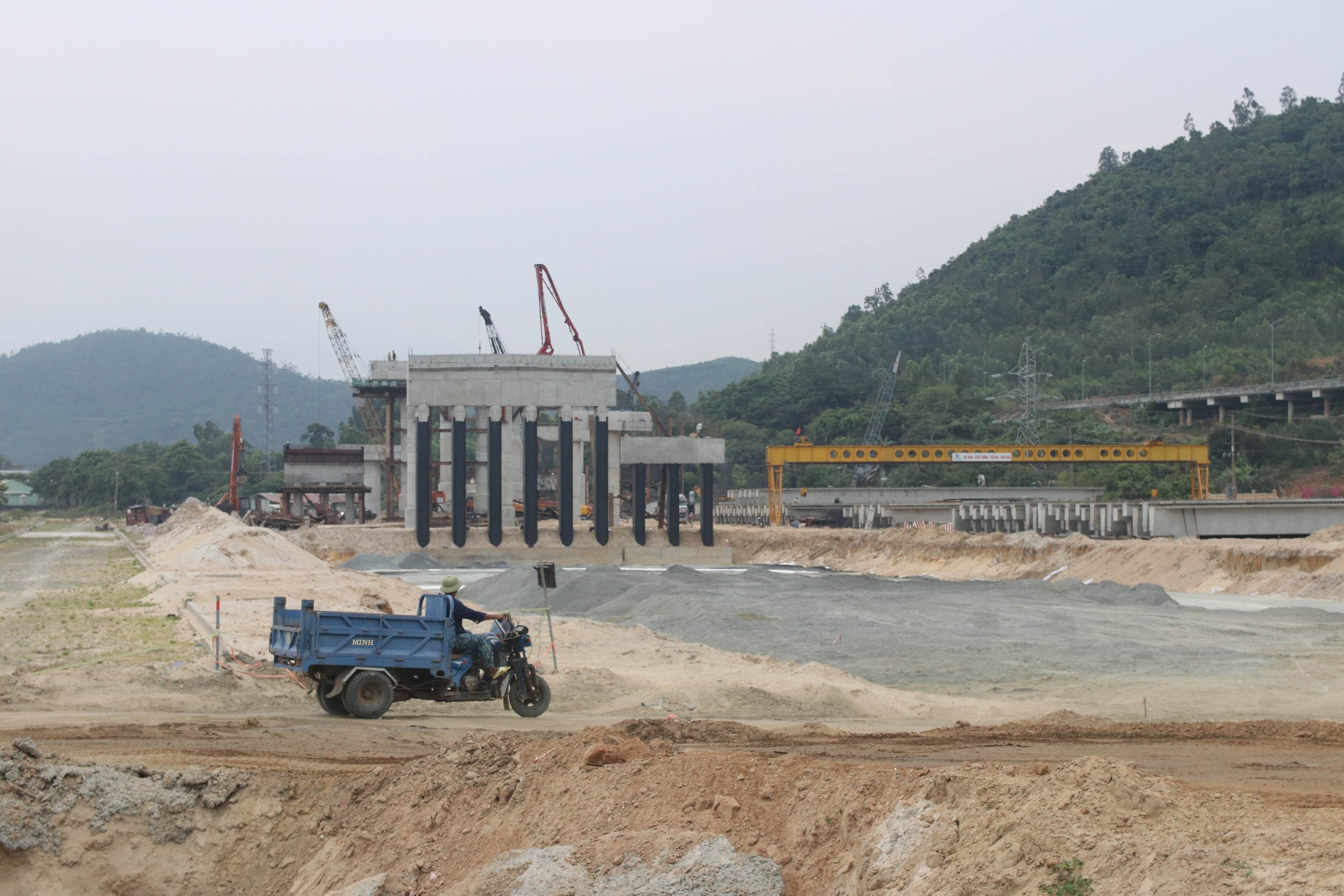 Đường ven biển nối cảng Li&ecirc;n Chiểu thi c&ocirc;ng ra sao khi vướng mặt bằng?- Ảnh 12.