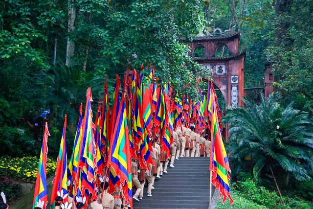 Thủ tướng Phạm Minh Ch&iacute;nh d&acirc;ng hương ng&agrave;y Giỗ Tổ H&ugrave;ng Vương- Ảnh 9.